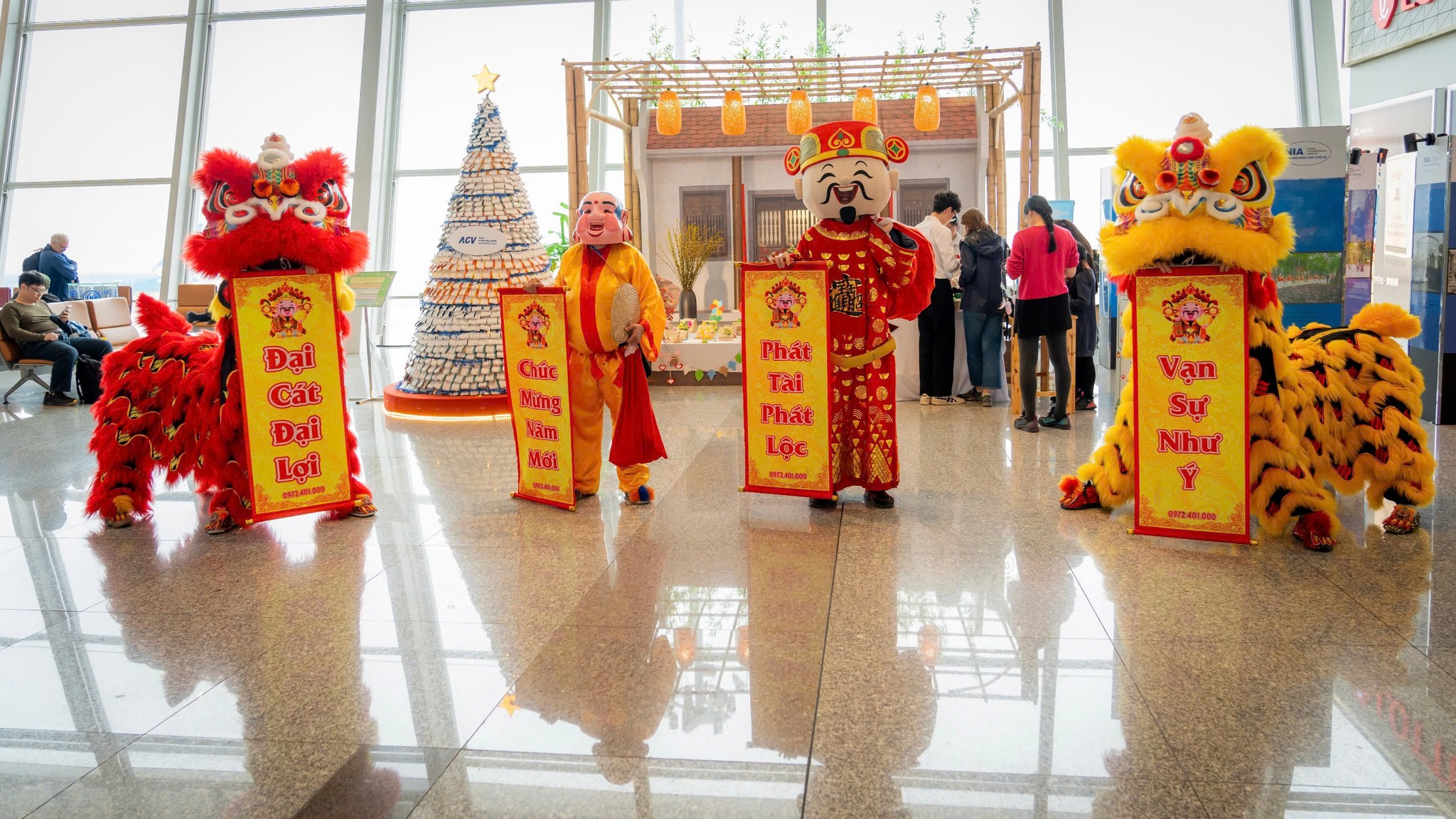 Nụ cười đo&agrave;n vi&ecirc;n tại s&acirc;n bay trong ng&agrave;y cao điểm Tết- Ảnh 10.
