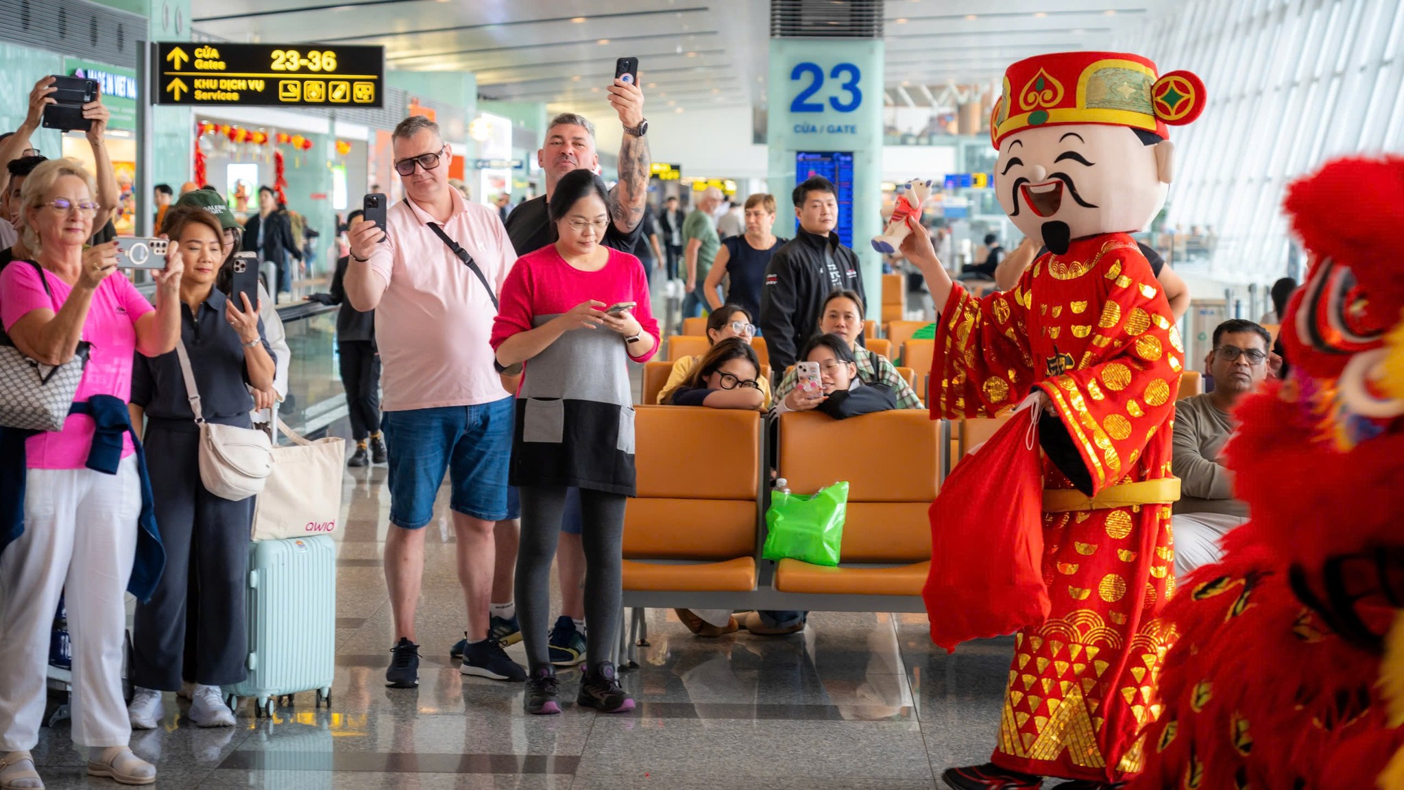 Nụ cười đo&agrave;n vi&ecirc;n tại s&acirc;n bay trong ng&agrave;y cao điểm Tết- Ảnh 9.