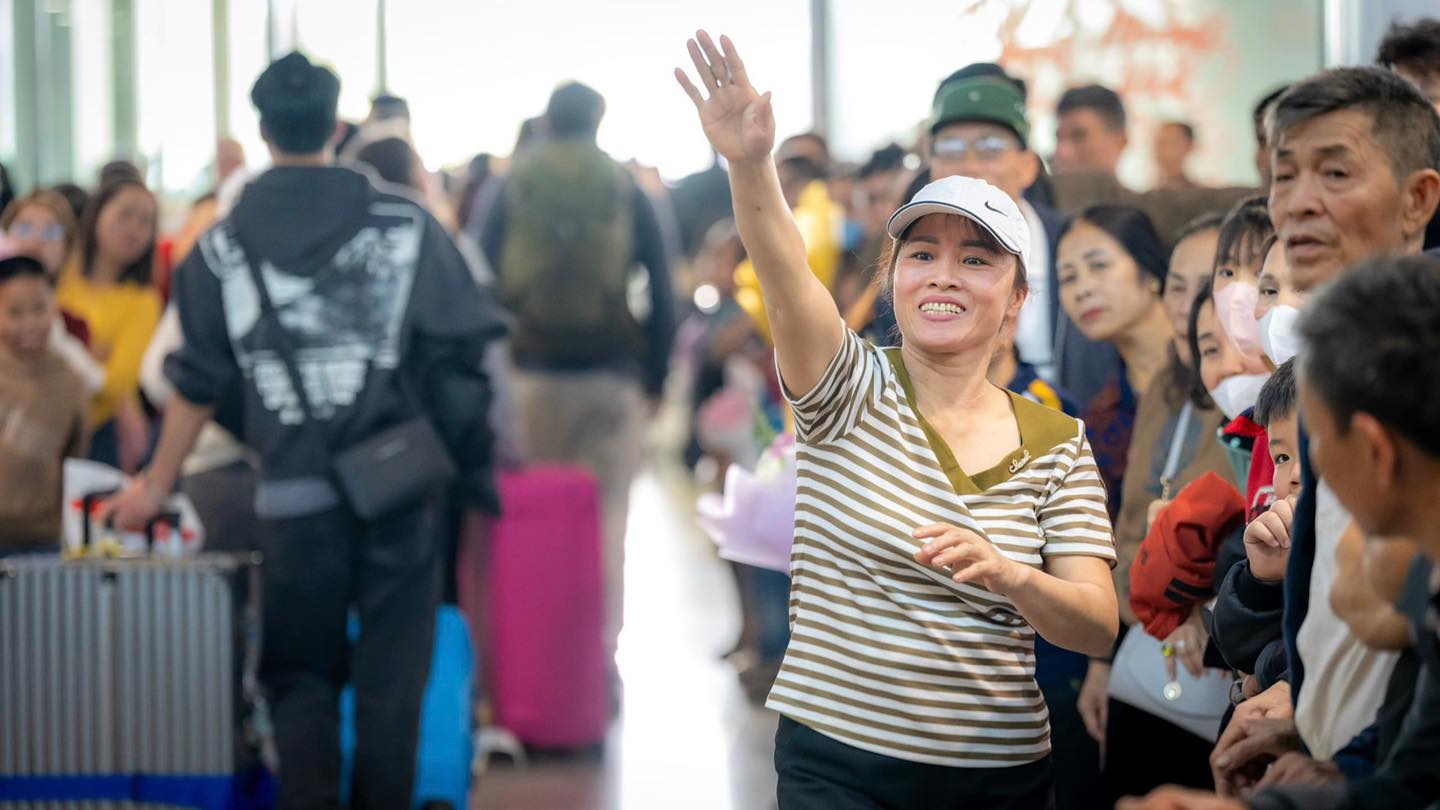 Nụ cười đo&agrave;n vi&ecirc;n tại s&acirc;n bay trong ng&agrave;y cao điểm Tết- Ảnh 1.