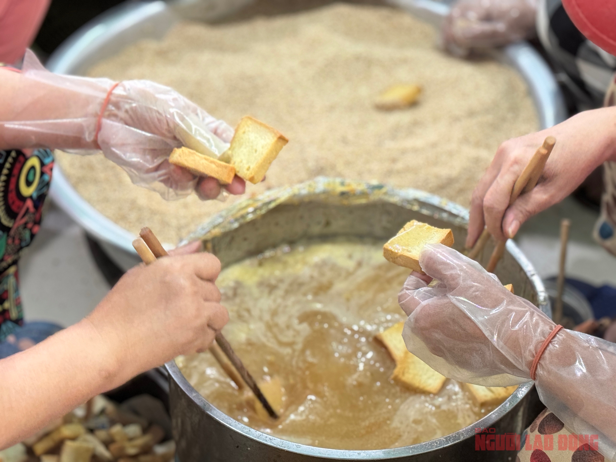 L&agrave;ng b&aacute;nh kh&ocirc; m&egrave; đỏ lửa ng&agrave;y gi&aacute;p Tết- Ảnh 1.