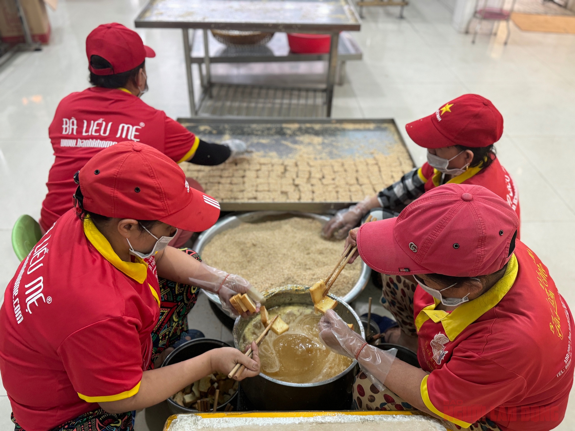 L&agrave;ng b&aacute;nh kh&ocirc; m&egrave; đỏ lửa ng&agrave;y gi&aacute;p Tết- Ảnh 2.