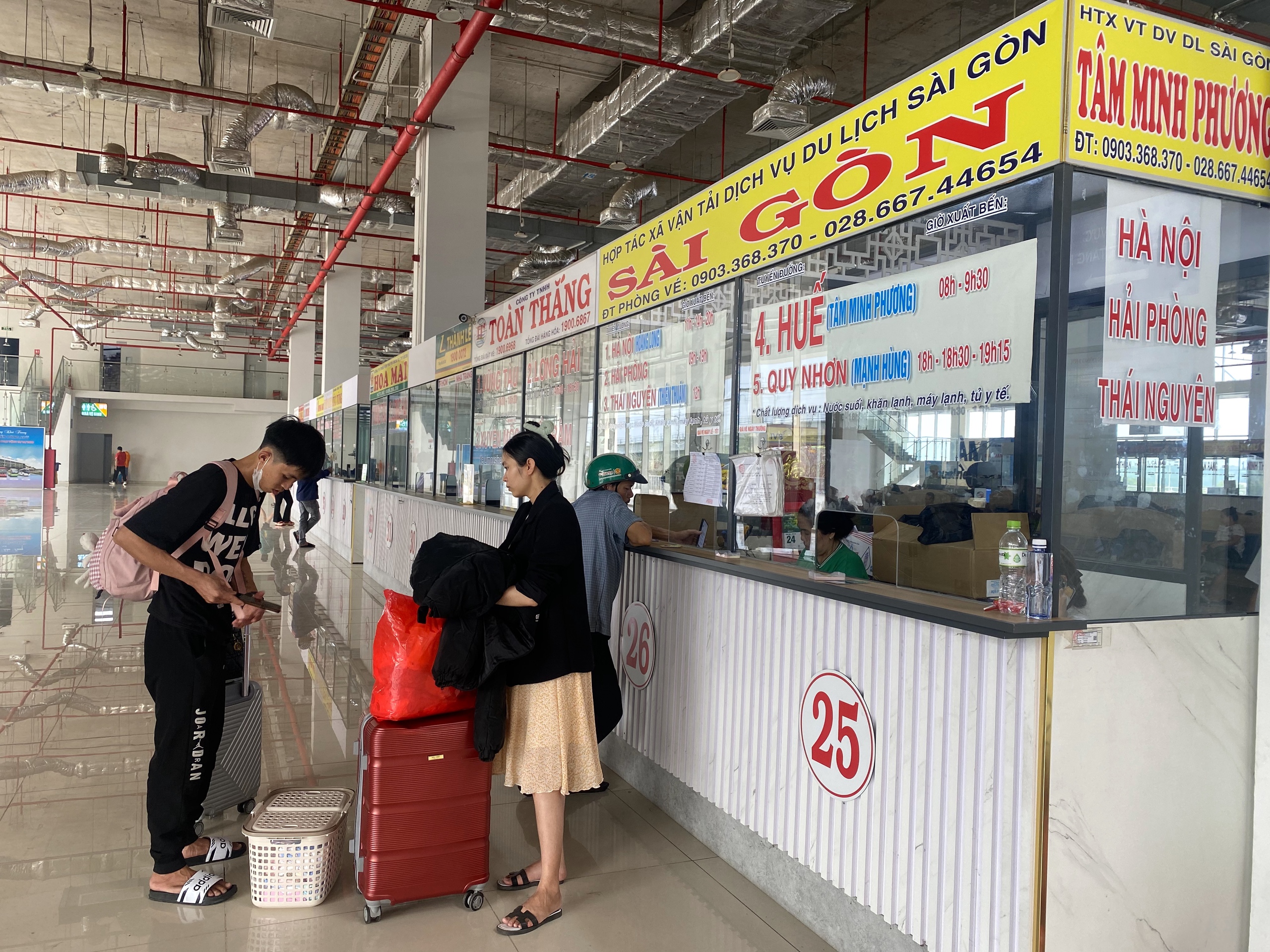 Bến xe miền Đ&ocirc;ng mới: "ch&aacute;y" v&eacute; về miền Trung- Ảnh 4.