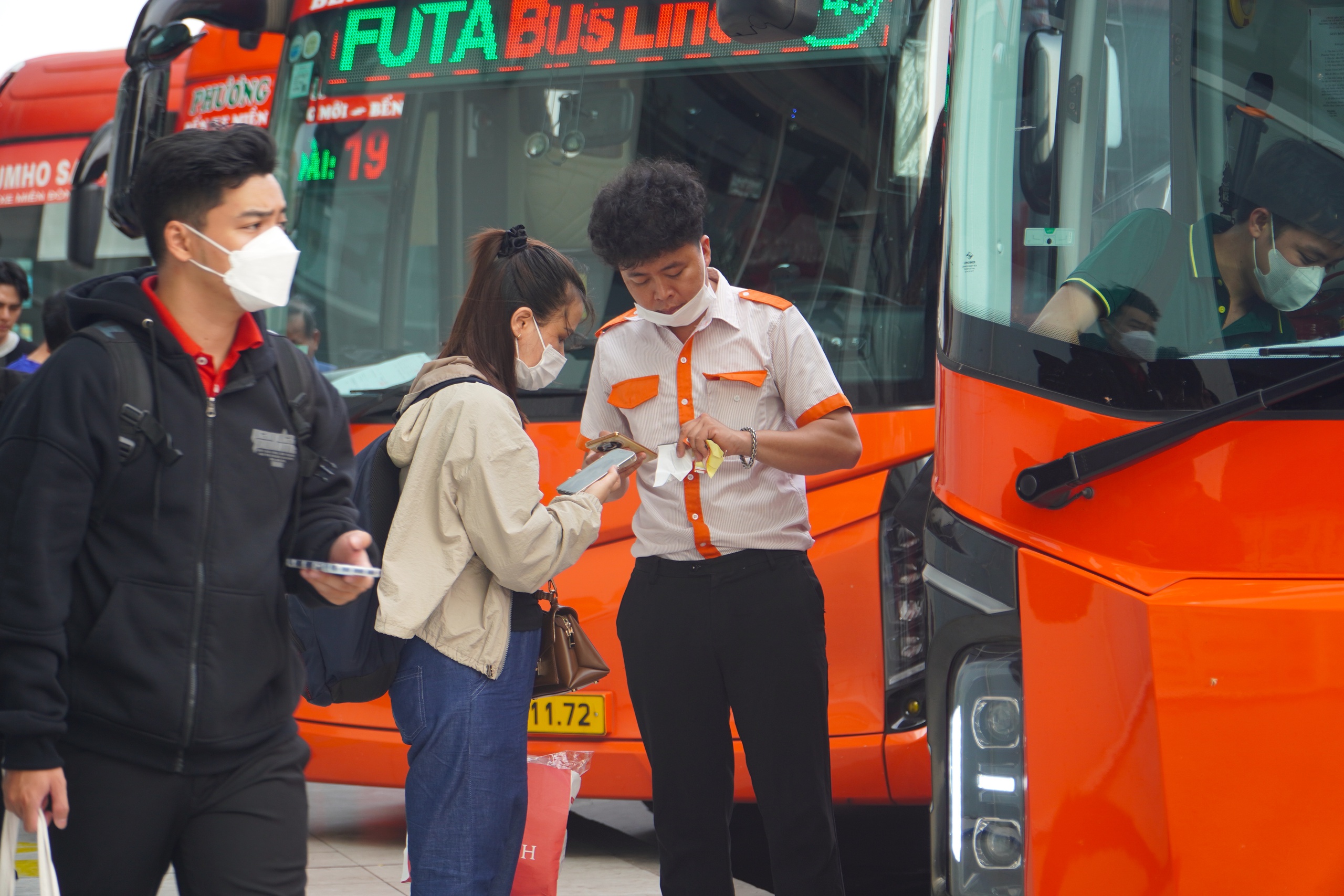 Bến xe miền Đ&ocirc;ng mới: "ch&aacute;y" v&eacute; về miền Trung- Ảnh 8.