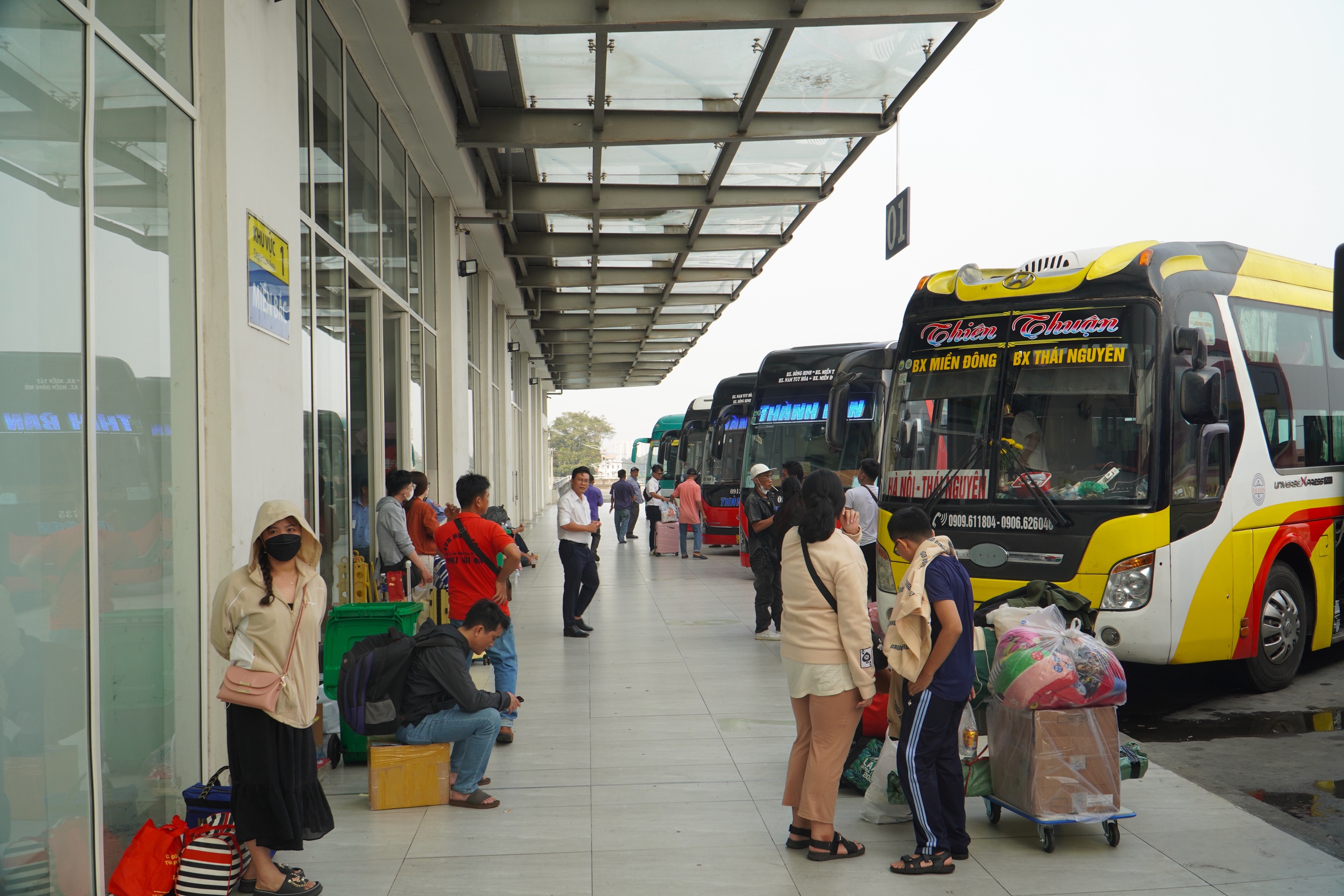 Bến xe miền Đ&ocirc;ng mới: "ch&aacute;y" v&eacute; về miền Trung- Ảnh 6.
