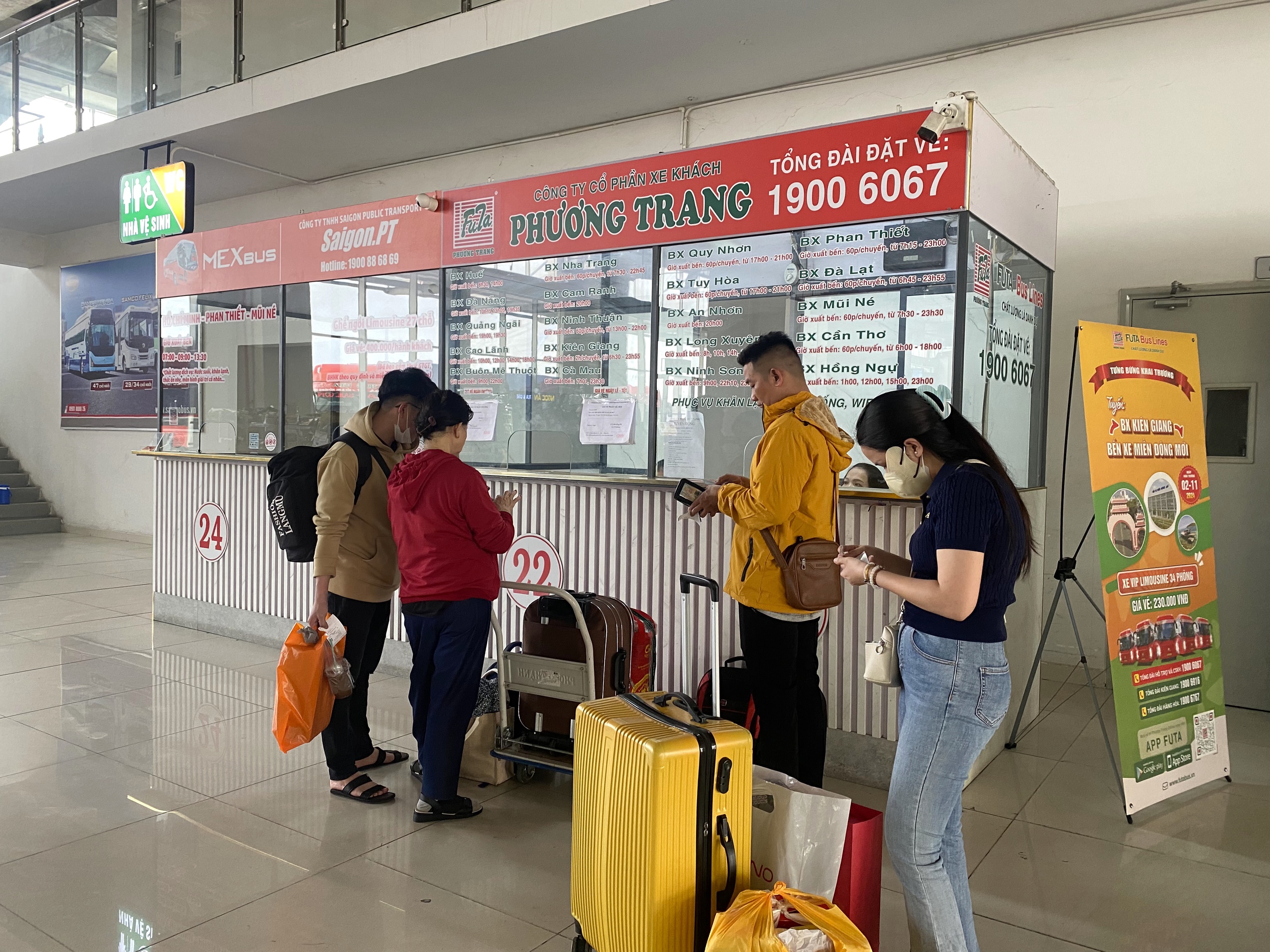 Bến xe miền Đ&ocirc;ng mới: "ch&aacute;y" v&eacute; về miền Trung- Ảnh 2.