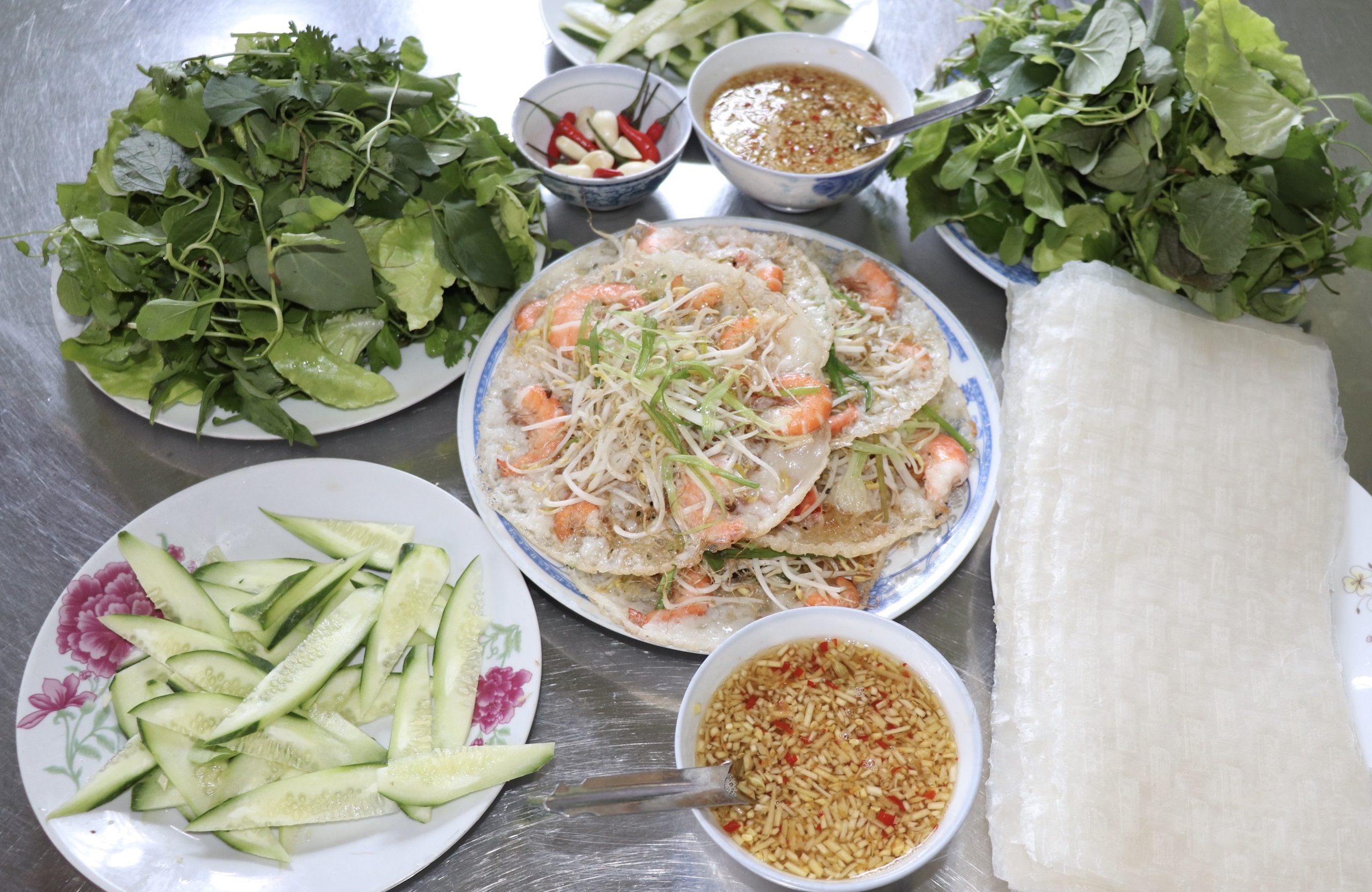 Đặc sản món bánh xèo tôm nhảy Bà Năm Mỹ Cang