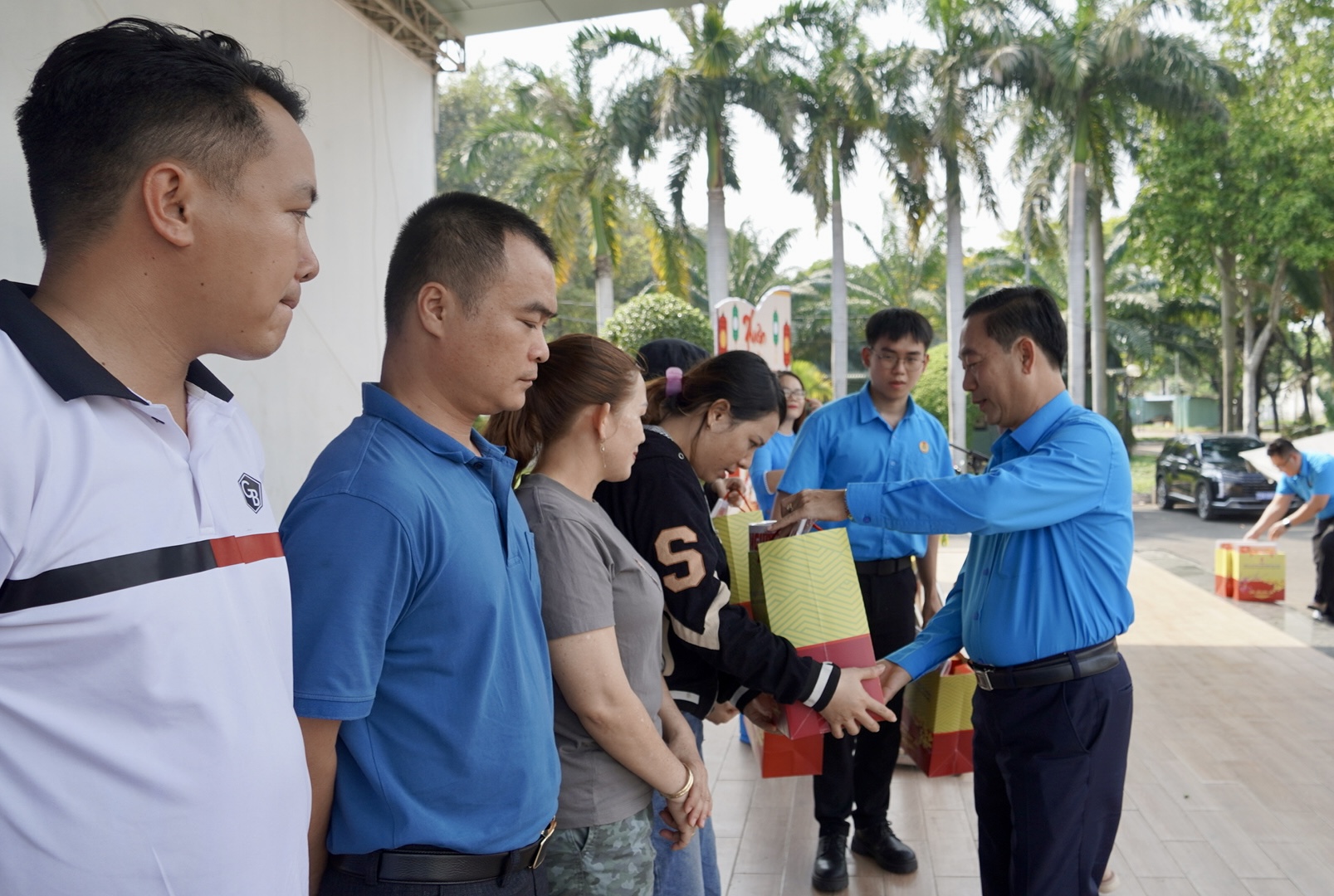 Ấm &aacute;p chuyến xe C&ocirc;ng đo&agrave;n B&agrave; Rịa - Vũng T&agrave;u đưa h&agrave;ng trăm người về qu&ecirc; đ&oacute;n Tết- Ảnh 1.
