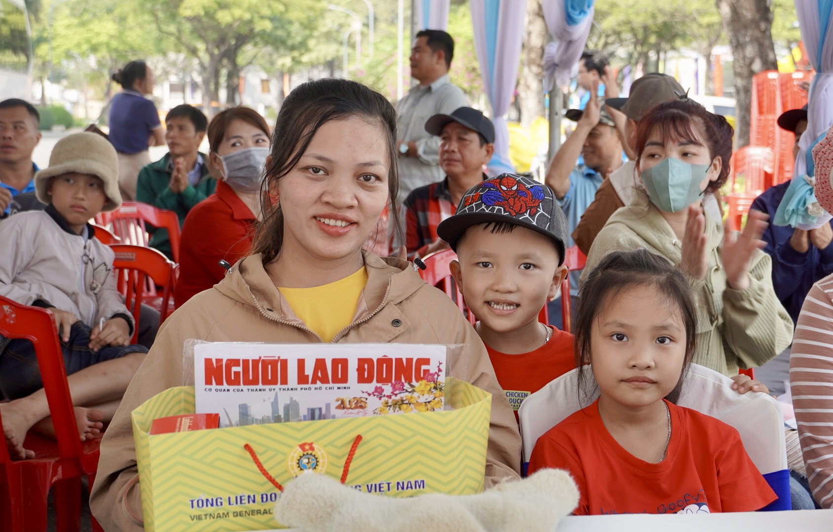 Ấm &aacute;p chuyến xe C&ocirc;ng đo&agrave;n B&agrave; Rịa - Vũng T&agrave;u đưa h&agrave;ng trăm người về qu&ecirc; đ&oacute;n Tết- Ảnh 2.