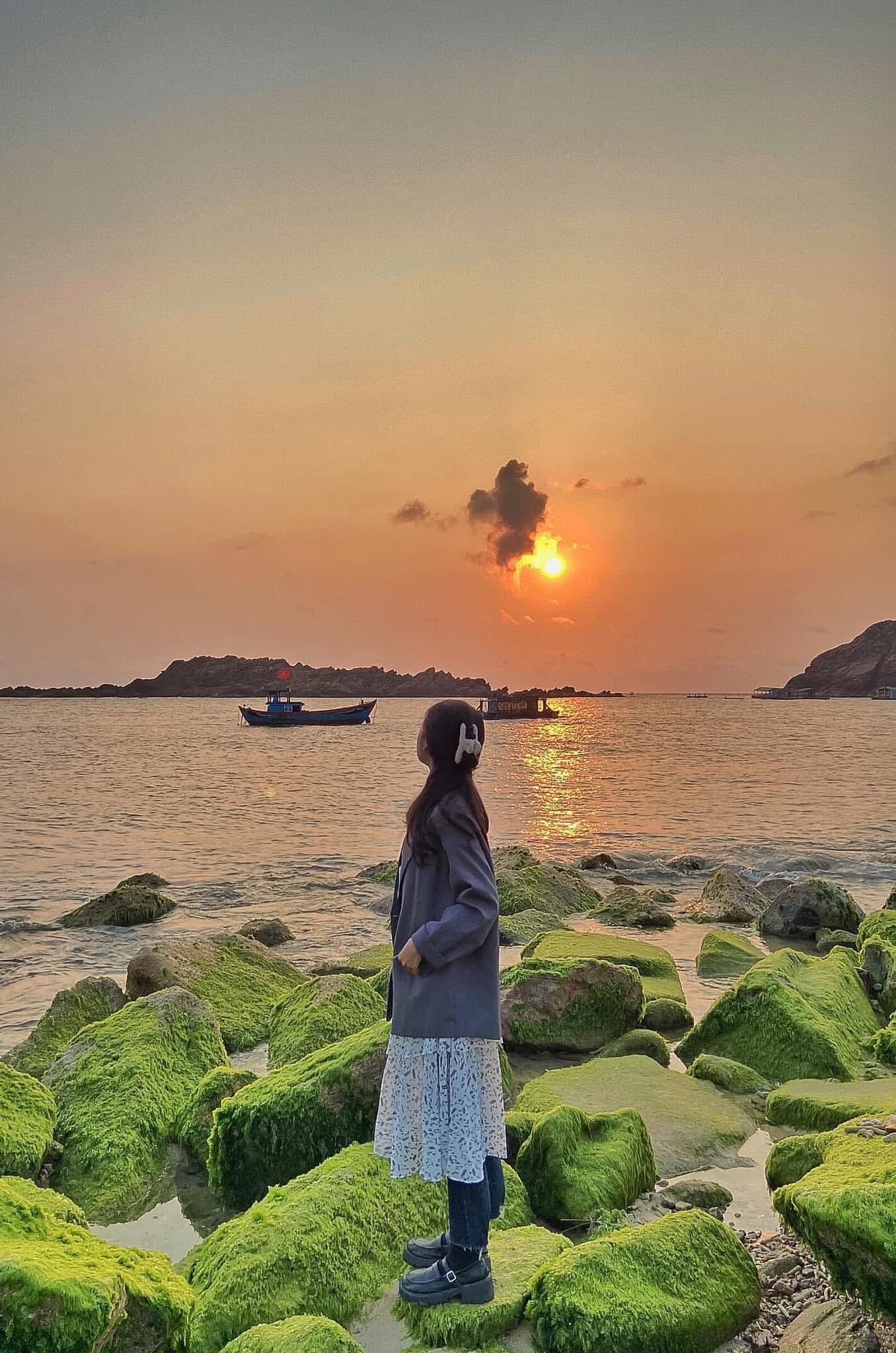 Đẹp ngỡ ng&agrave;ng m&ugrave;a r&ecirc;u xanh ở biển Quy Nhơn- Ảnh 5.
