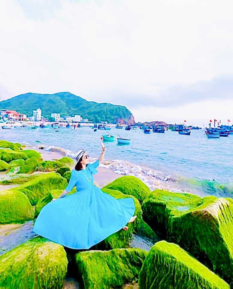 Đẹp ngỡ ng&agrave;ng m&ugrave;a r&ecirc;u xanh ở biển Quy Nhơn- Ảnh 1.