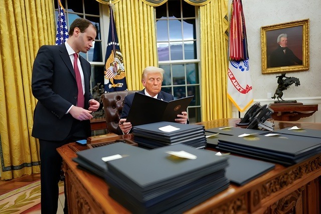 Tổng thống Mỹ Donald Trump đ&atilde; k&yacute; ban h&agrave;nh nhiều sắc lệnh kể từ khi ch&iacute;nh thức tiếp quản Nh&agrave; Trắng h&ocirc;m 20-1. Ảnh: THE WASHINGTON POST