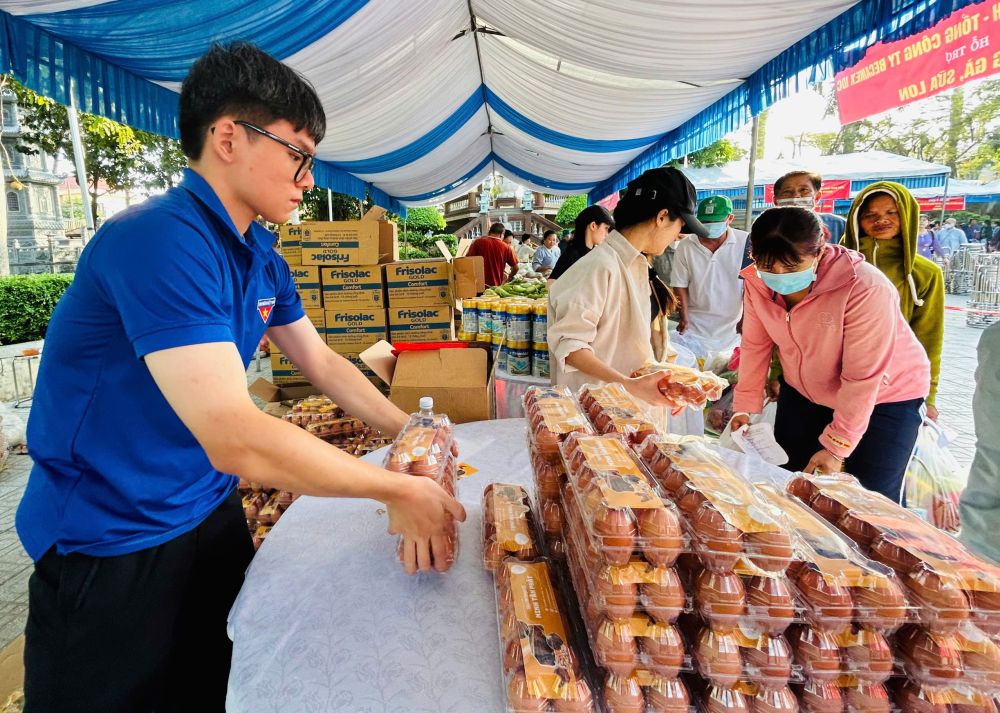 H&igrave;nh ảnh tr&agrave;n ngập nghĩa t&igrave;nh ở B&igrave;nh Dương, người người thấy ấm l&ograve;ng- Ảnh 1.