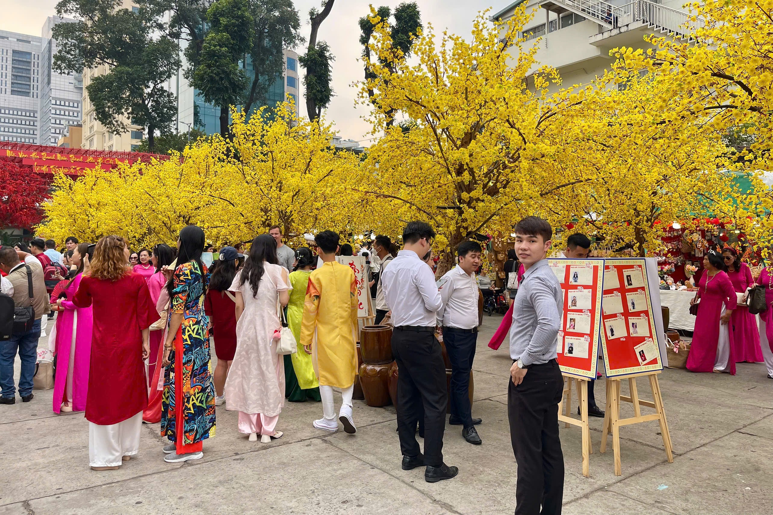 Phố &ocirc;ng Đồ rực rỡ, thấy l&agrave; muốn chụp h&igrave;nh- Ảnh 1.