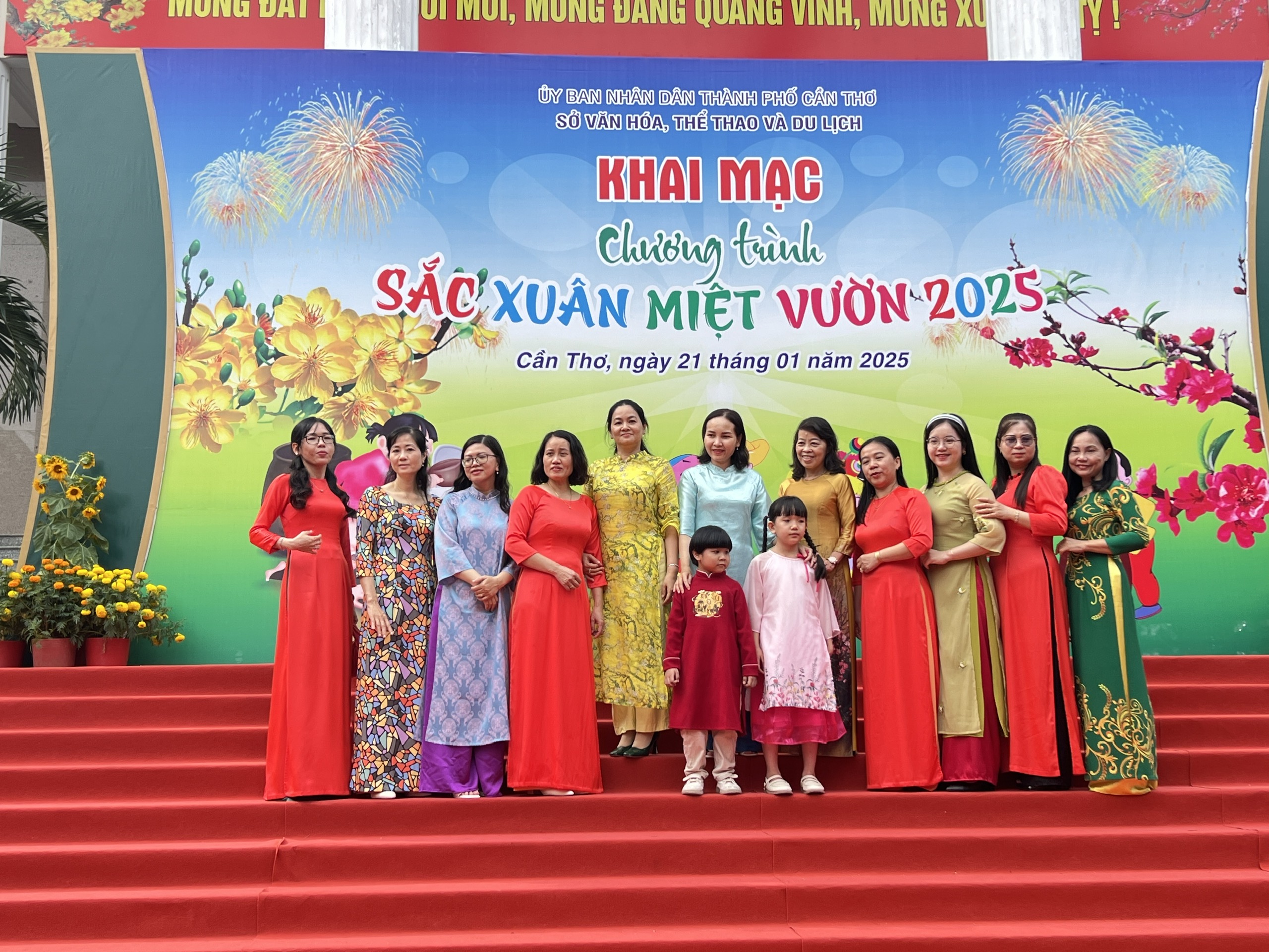 VIDEO: Rộn r&agrave;ng kh&ocirc;ng kh&iacute; Tết - Ảnh 5.