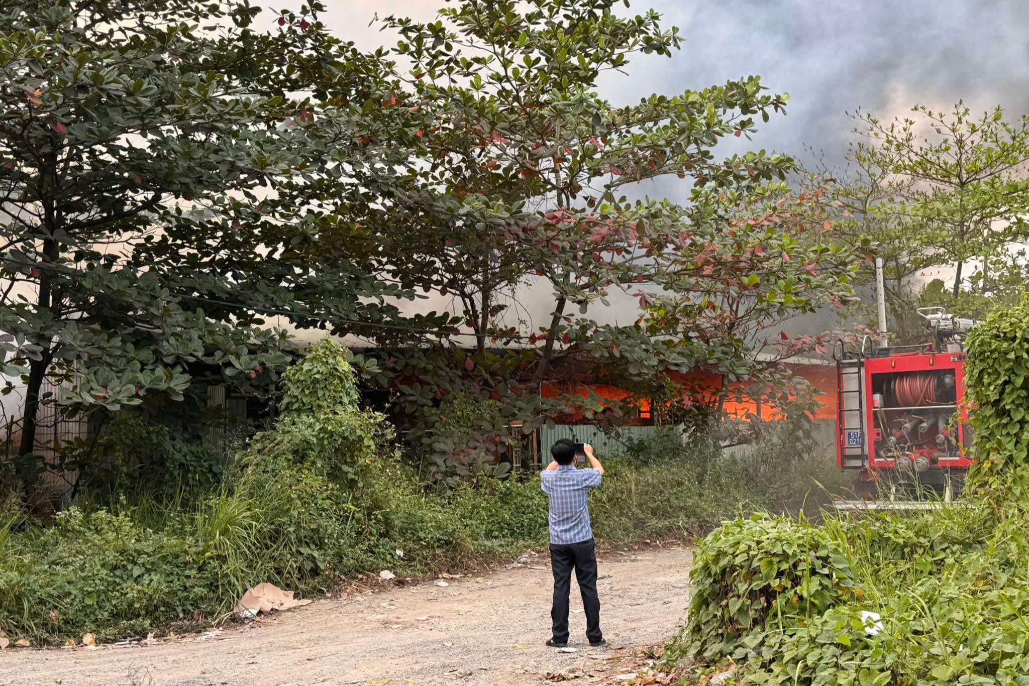 Ch&aacute;y xưởng gỗ ở Thủ Đức, bộ đội đến gi&uacute;p dập lửa, di dời t&agrave;i sản- Ảnh 3.