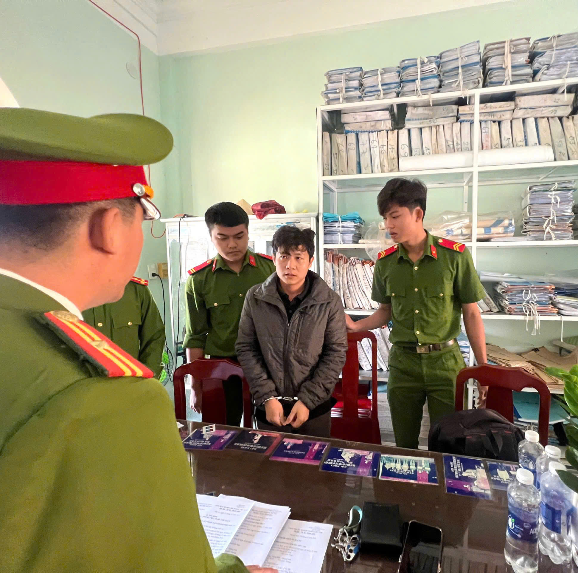 Chống người thi h&agrave;nh c&ocirc;ng vụ, &ldquo;ăn Tết&rdquo; trong trại giam- Ảnh 1.