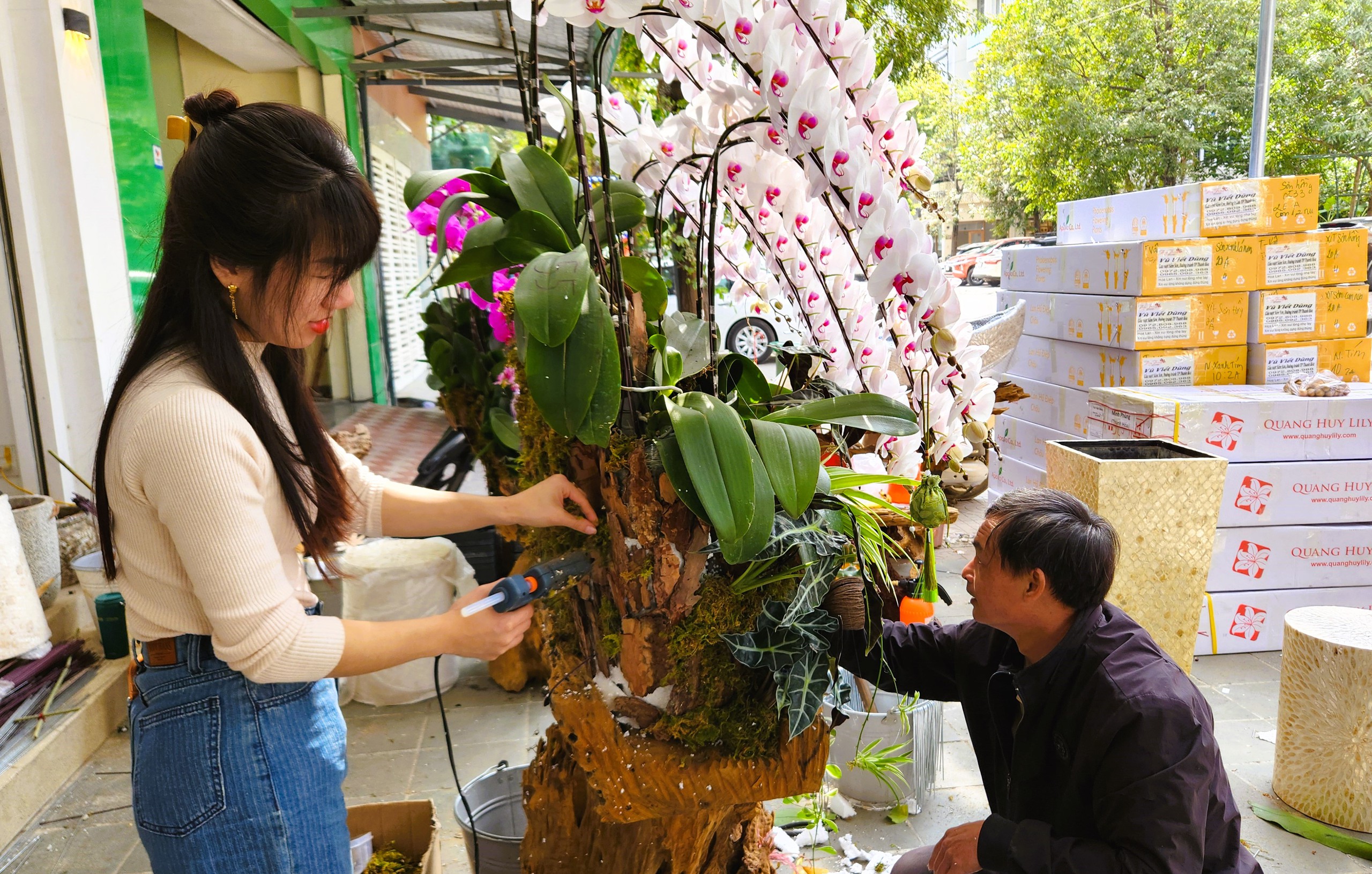 Kiếm cả trăm triệu đồng từ việc cắm hoa lan ng&agrave;y Tết- Ảnh 6.
