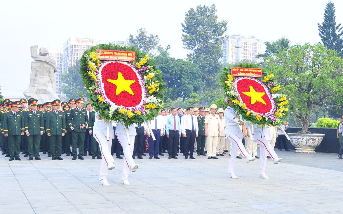 L&atilde;nh đạo TP HCM d&acirc;ng hương tưởng niệm c&aacute;c anh h&ugrave;ng, liệt sĩ