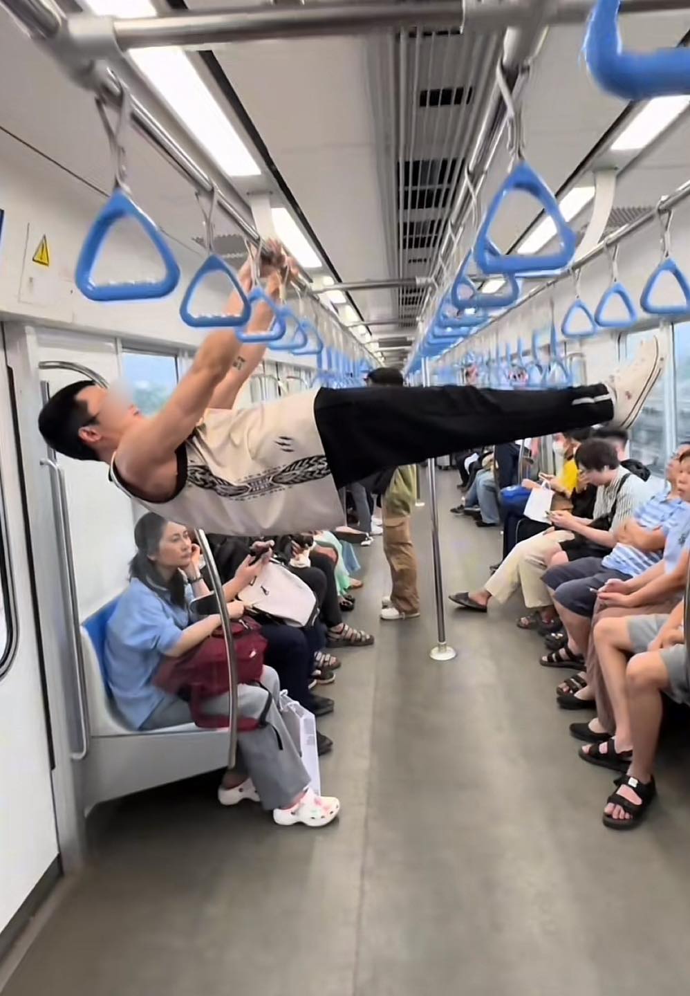 HURC1 đề nghị C&ocirc;ng an th&agrave;nh phố xử l&yacute; nam thanh ni&ecirc;n tập calisthenic tr&ecirc;n metro- Ảnh 1.