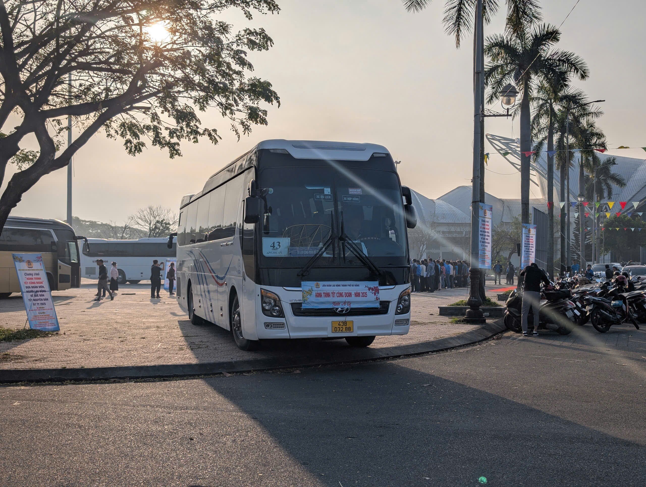 Từng chuyến xe C&ocirc;ng đo&agrave;n đưa Tết gần hơn với người lao động Đ&agrave; Nẵng- Ảnh 2.