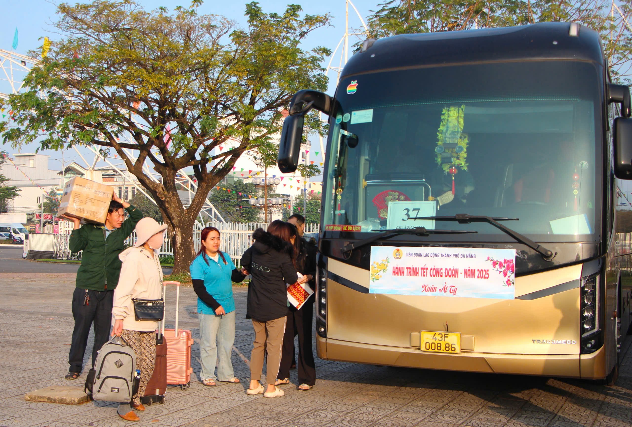 Từng chuyến xe C&ocirc;ng đo&agrave;n đưa Tết gần hơn với người lao động Đ&agrave; Nẵng- Ảnh 4.