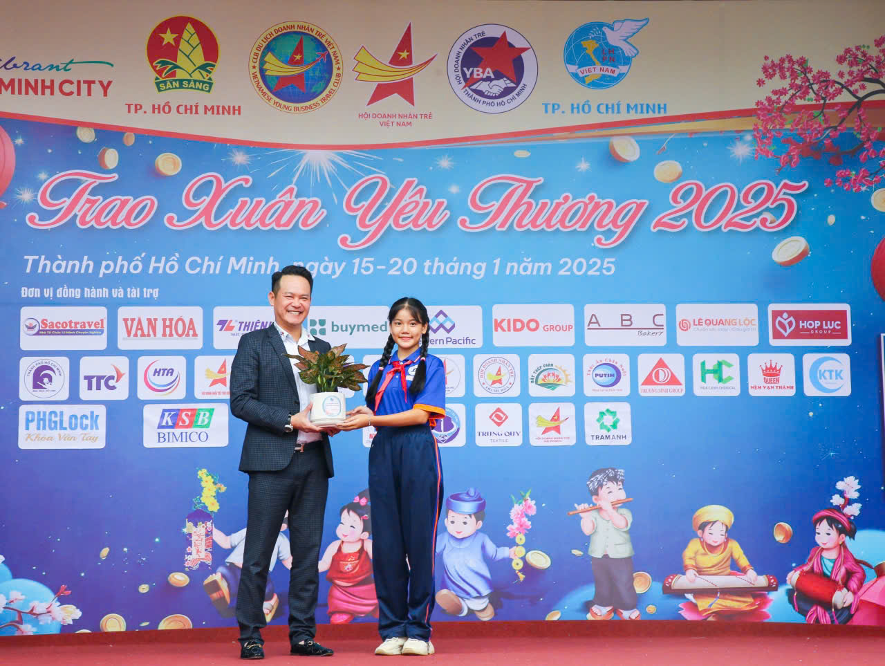 "Trao xu&acirc;n y&ecirc;u thương" đến 3.000 trẻ em ngh&egrave;o, kh&oacute; khăn- Ảnh 1.