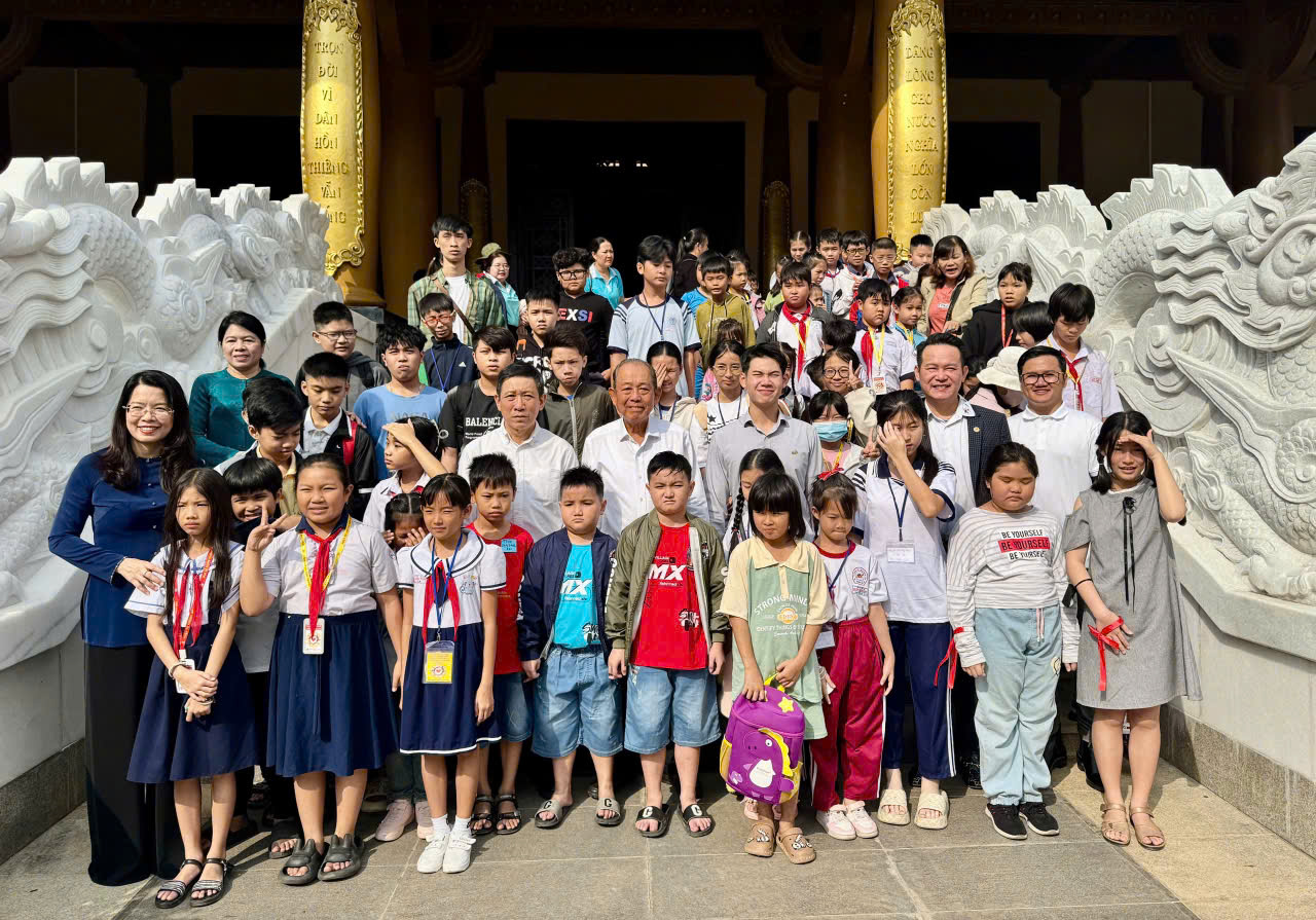 "Trao xu&acirc;n y&ecirc;u thương" đến 3.000 trẻ em ngh&egrave;o, kh&oacute; khăn- Ảnh 3.