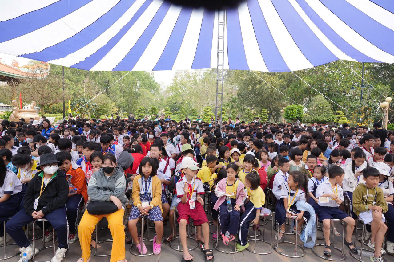 "Trao xu&acirc;n y&ecirc;u thương" đến 3.000 trẻ em ngh&egrave;o, kh&oacute; khăn- Ảnh 4.