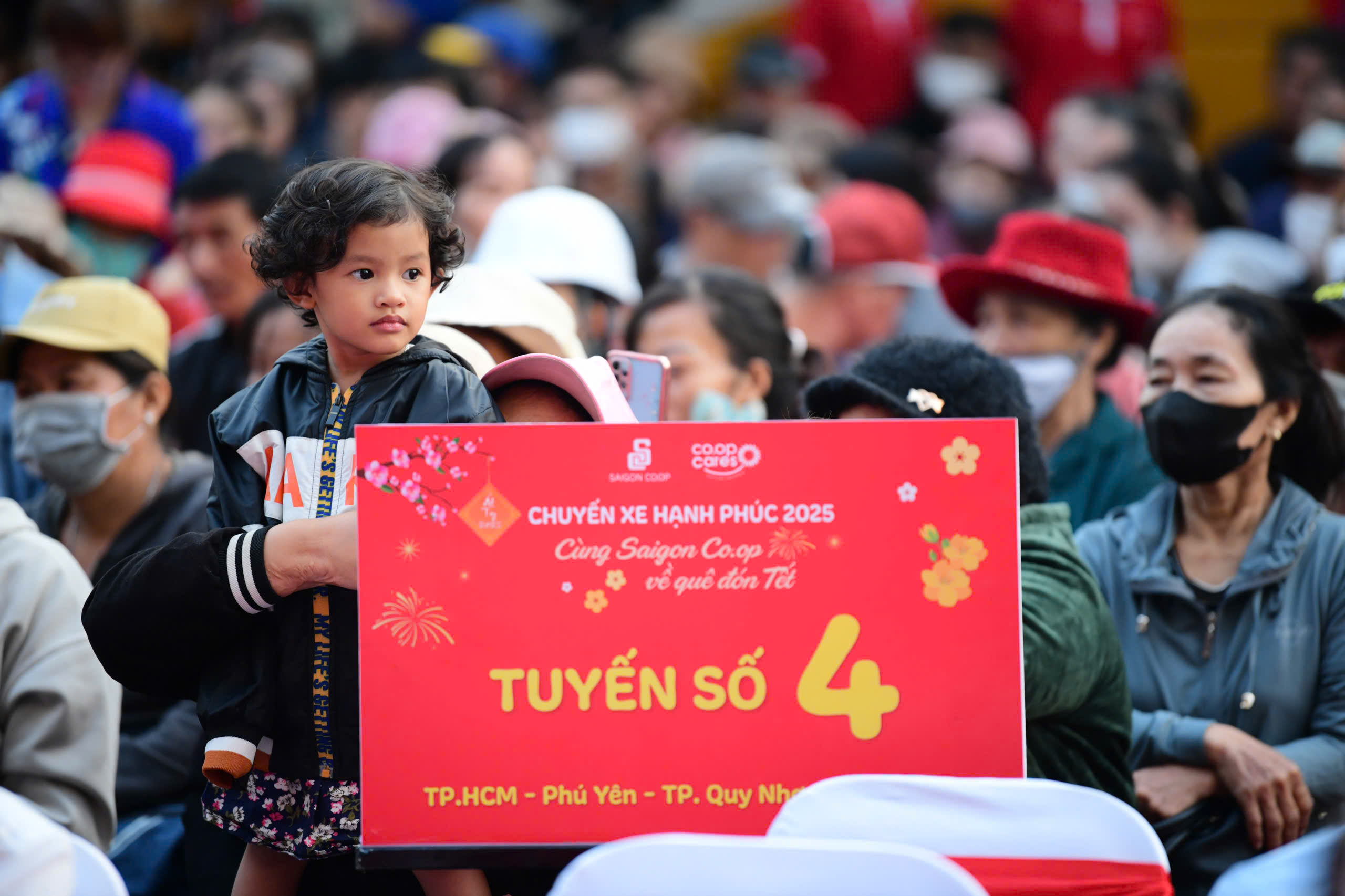 Chuyến xe 0 đồng đưa 900 người về qu&ecirc; ăn Tết- Ảnh 1.