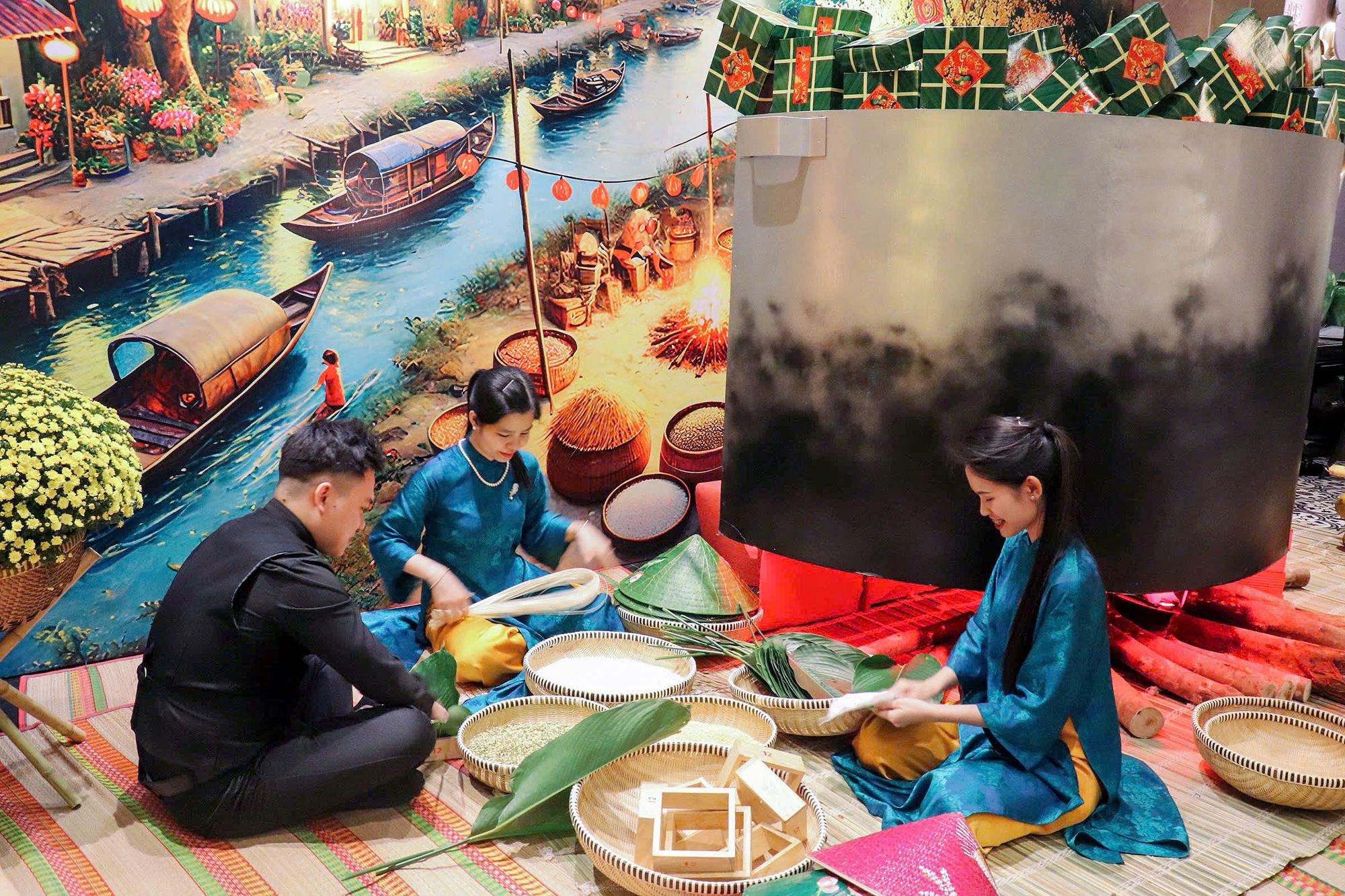 Nồi b&aacute;nh t&igrave;nh th&acirc;n khổng lồ, g&oacute;i trọn hương Tết Việt- Ảnh 4.