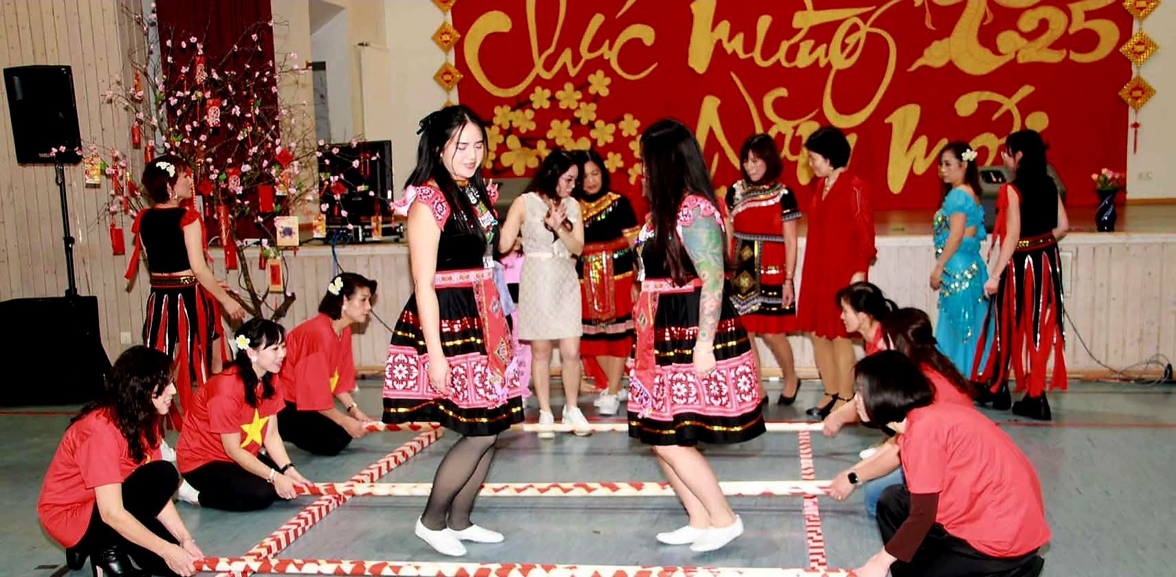 Tất cả h&ograve;a c&ugrave;ng niềm vui