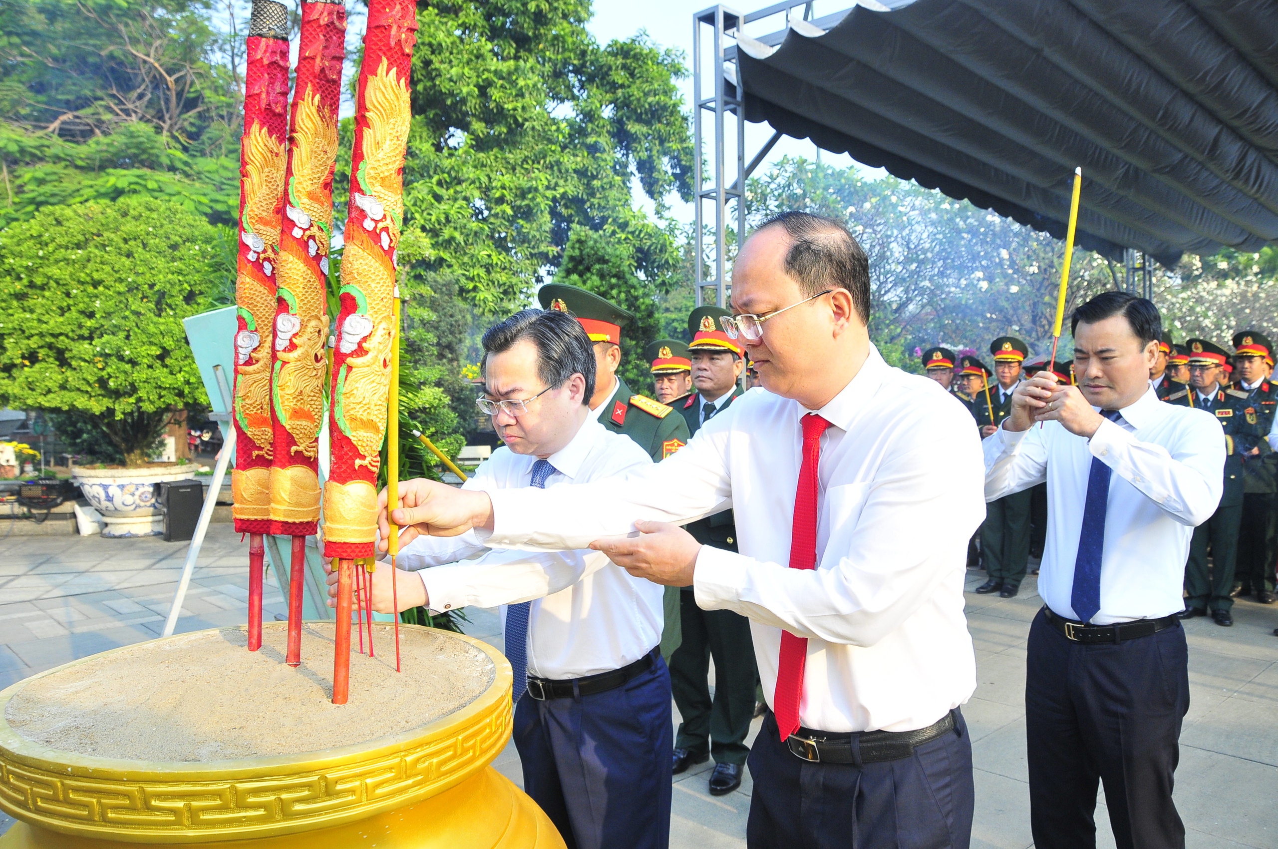 Lãnh đạo TP HCM dâng hương tưởng niệm các anh hùng, liệt sĩ- Ảnh 8.
