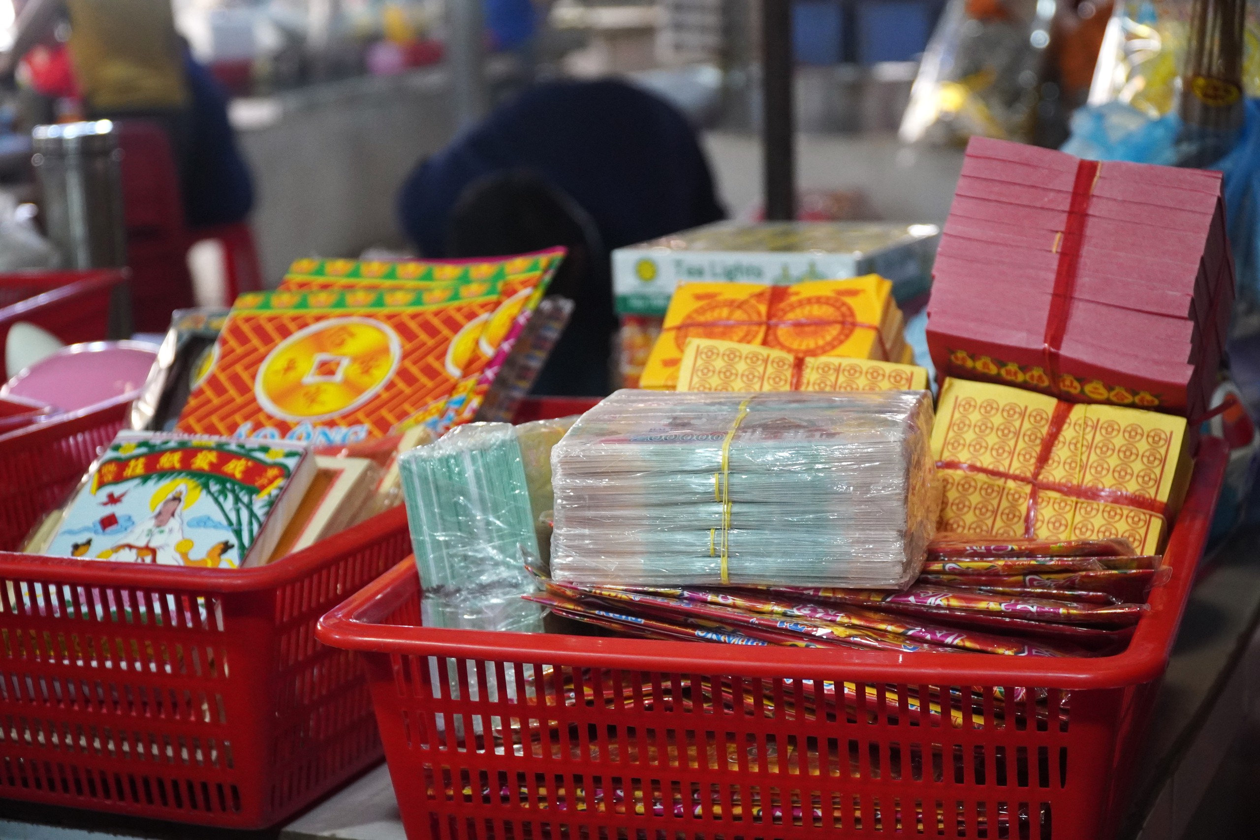 VIDEO: Chợ v&agrave;ng m&atilde; TP HCM tấp nập nhưng tiểu thương vẫn than ế- Ảnh 6.