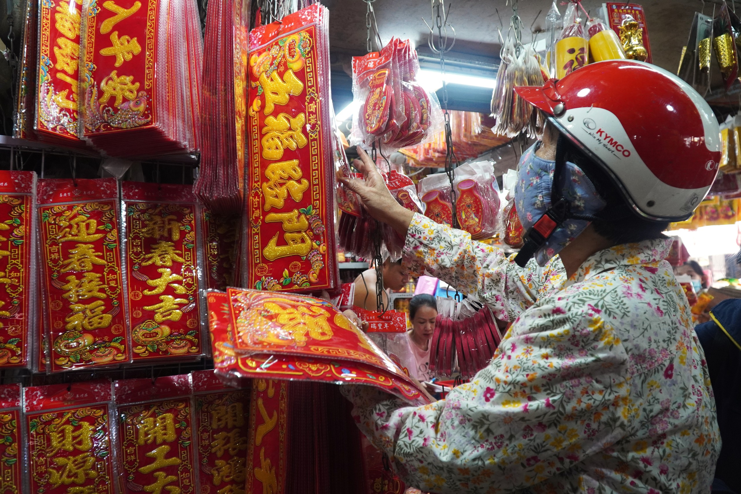VIDEO: Chợ v&agrave;ng m&atilde; TP HCM tấp nập nhưng tiểu thương vẫn than ế- Ảnh 13.