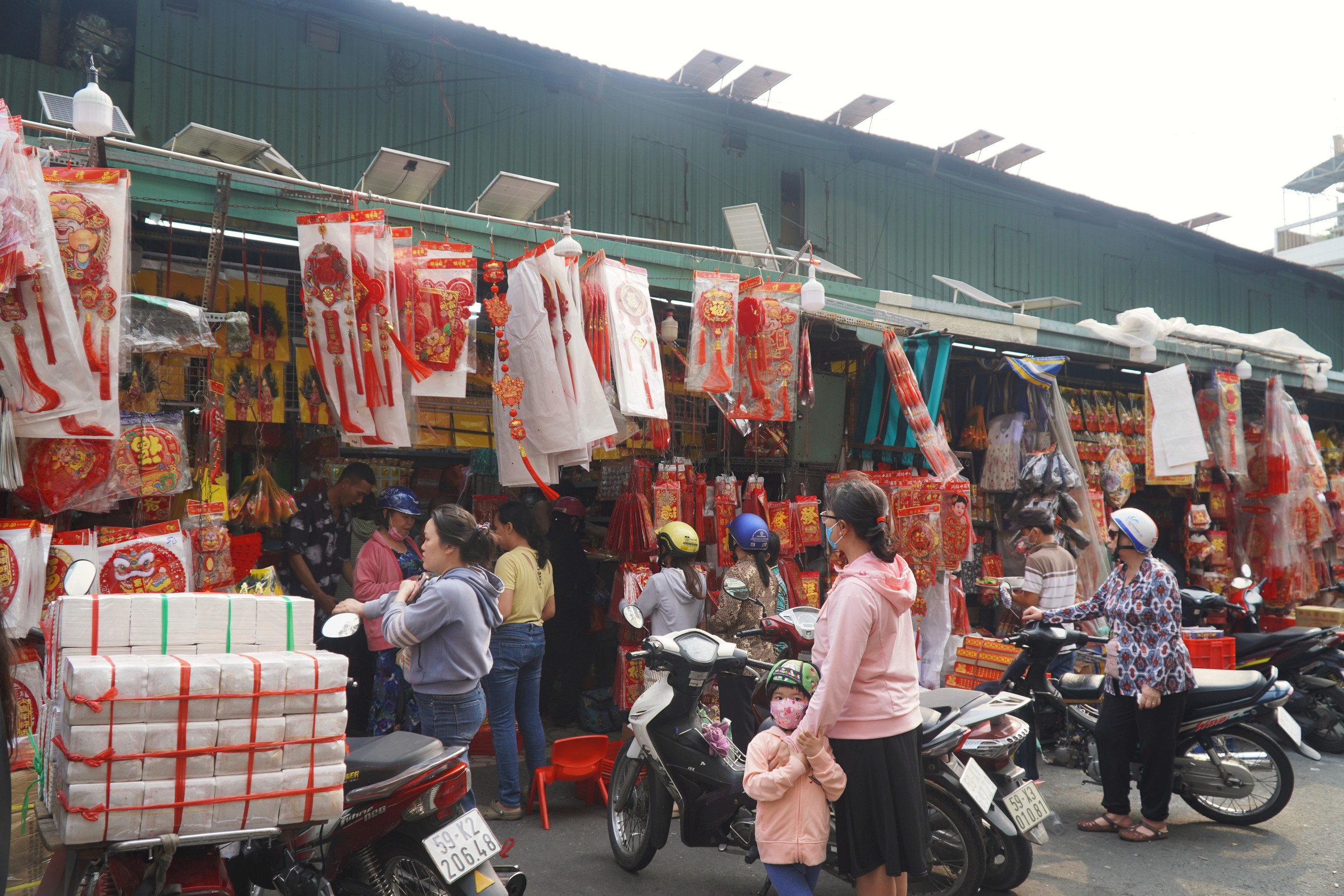 VIDEO: Chợ v&agrave;ng m&atilde; TP HCM tấp nập nhưng tiểu thương vẫn than ế- Ảnh 1.