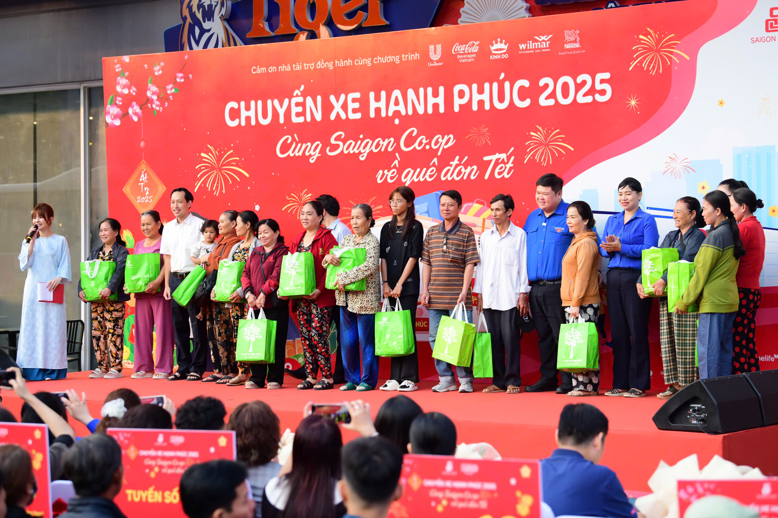 Chuyến xe 0 đồng đưa 900 người về qu&ecirc; ăn Tết- Ảnh 4.