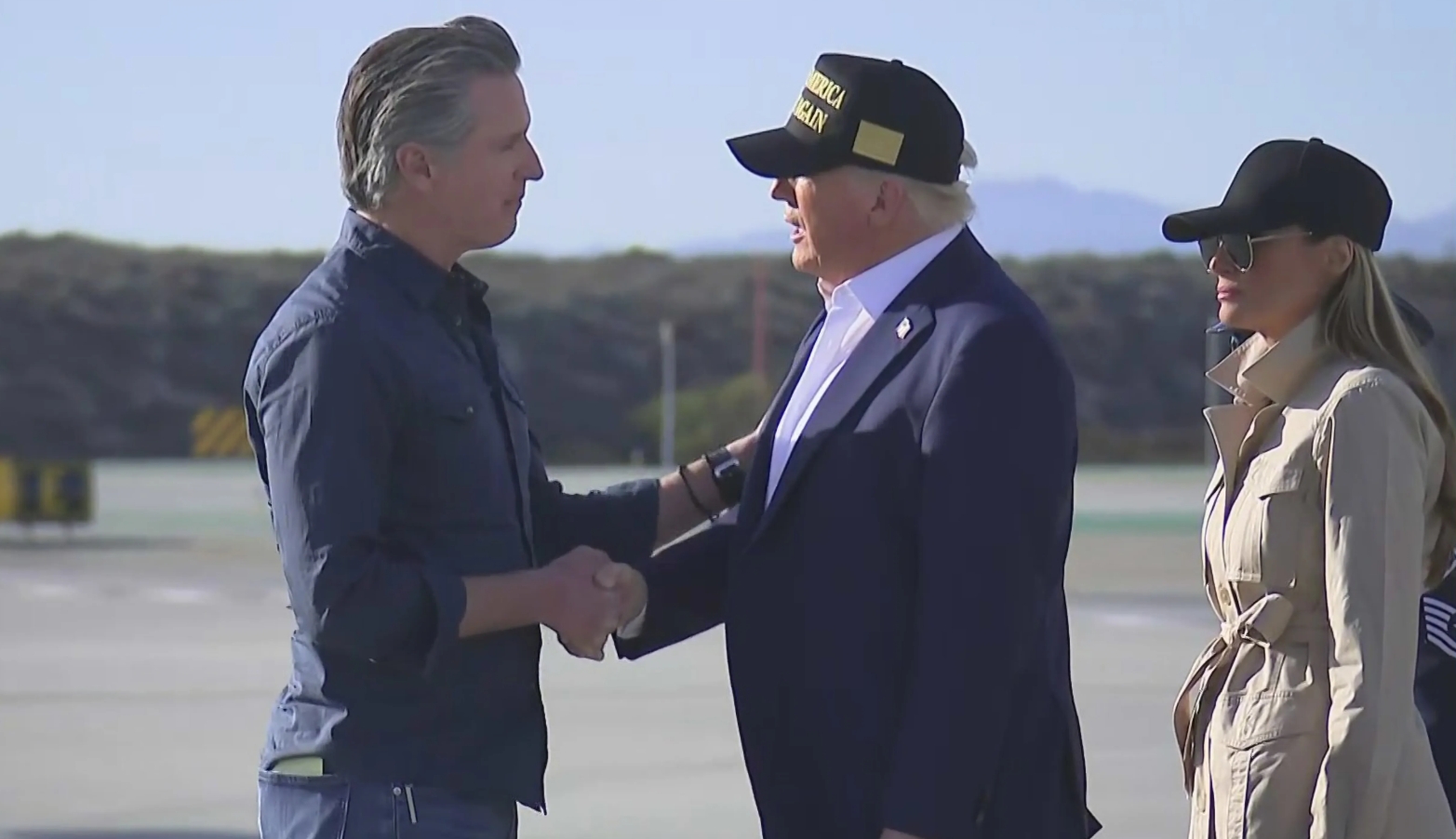 Thống đốc California Gavin Newsom ch&agrave;o đ&oacute;n Tổng thống Donald Trump v&agrave; Đệ nhất phu nh&acirc;n Melania Trump trước khi họ đi thị s&aacute;t c&aacute;c khu vực ch&aacute;y rừng. Ảnh: Đ&agrave;i KTLA