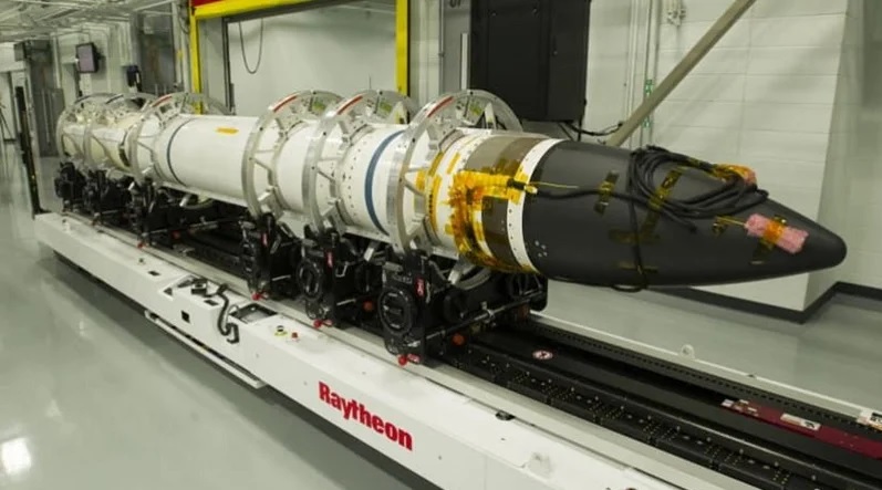 Tên lửa SM-3 Block IIA trong quá trình sản xuất. Ảnh: Raytheon