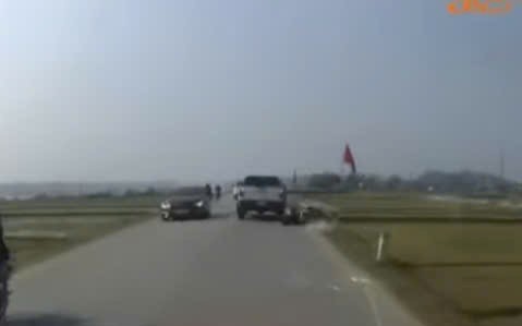 VIDEO: Truy tìm xe bán tải chèn ngã 2 người rồi bỏ chạy