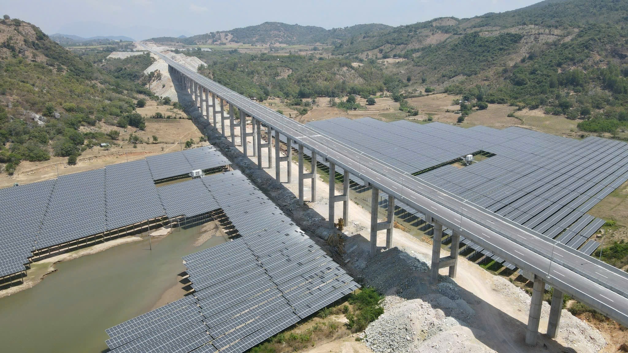 Nhiều dự án giao thông trọng điểm sẽ triển khai ngay đầu năm 2025- Ảnh 1.