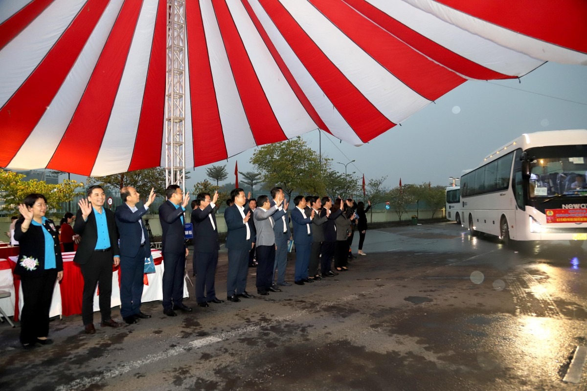Niềm vui của c&ocirc;ng nh&acirc;n tr&ecirc;n những chuyến xe 0 đồng ở Thủ đ&ocirc;- Ảnh 7.