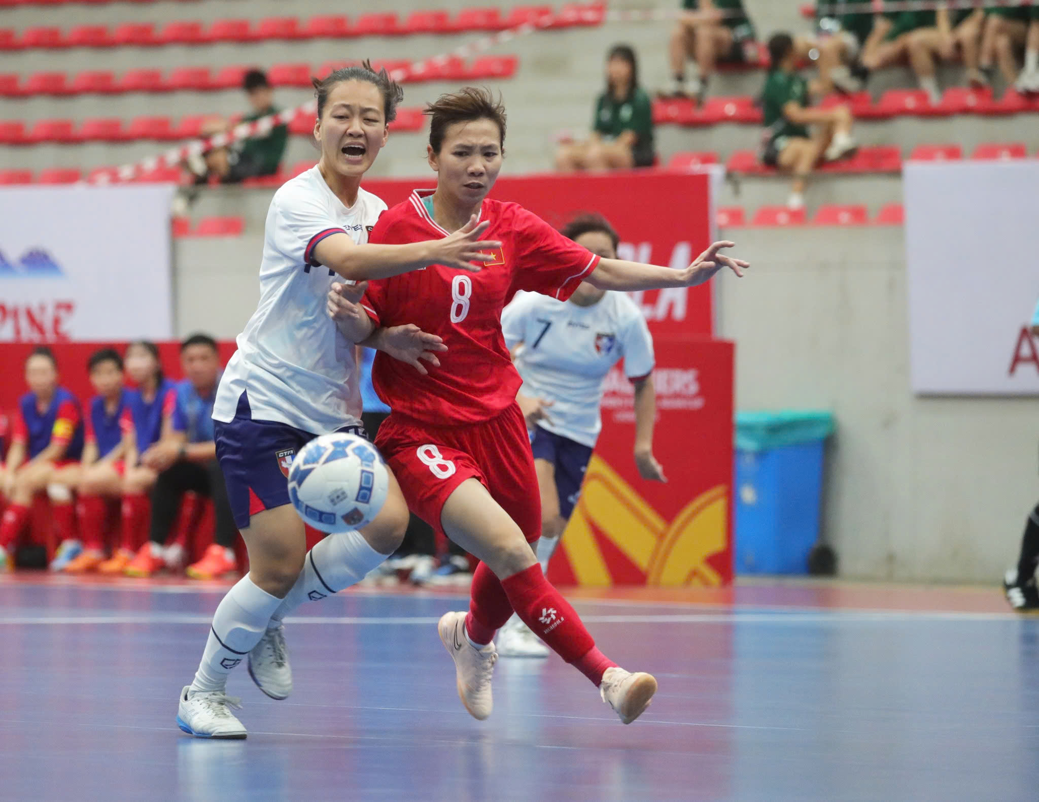 Tuổi 37 lang thang c&ugrave;ng futsal của Trần Thị Th&ugrave;y Trang- Ảnh 1.