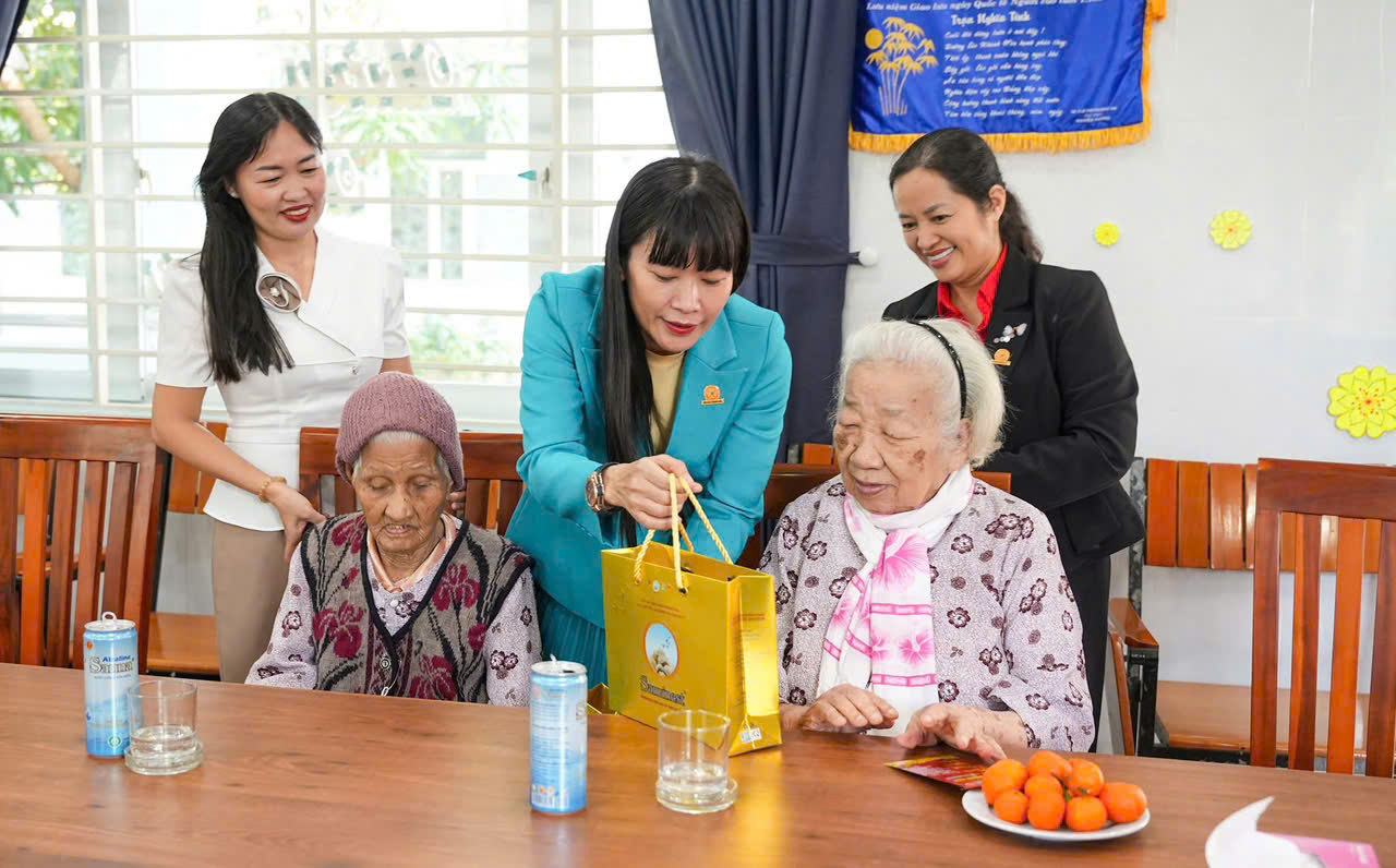 C&ocirc;ng ty Yến s&agrave;o Kh&aacute;nh H&ograve;a mang Tết đến c&aacute;c đối tượng ch&iacute;nh s&aacute;ch v&agrave; người ngh&egrave;o- Ảnh 1.