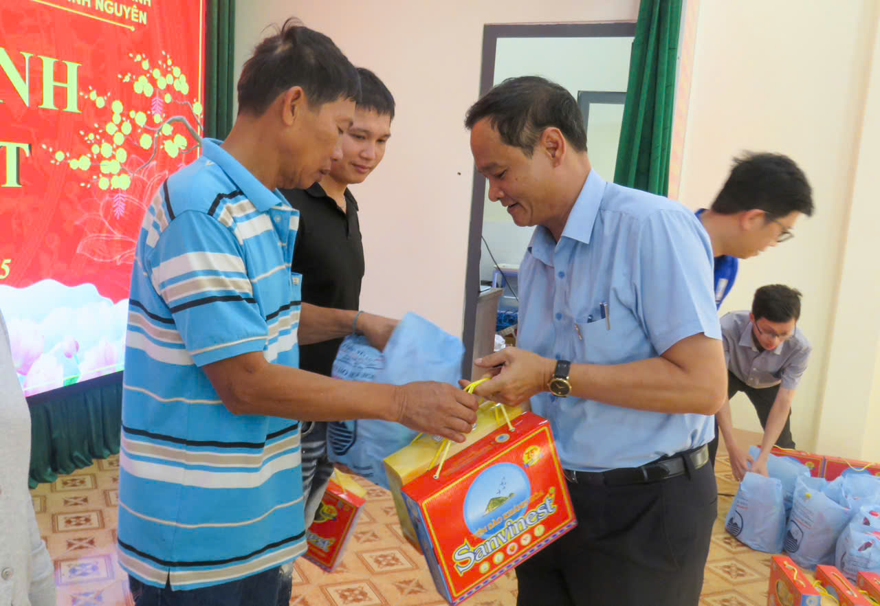 C&ocirc;ng ty Yến s&agrave;o Kh&aacute;nh H&ograve;a mang Tết đến c&aacute;c đối tượng ch&iacute;nh s&aacute;ch v&agrave; người ngh&egrave;o- Ảnh 4.