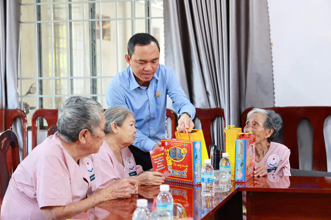 C&ocirc;ng ty Yến s&agrave;o Kh&aacute;nh H&ograve;a mang Tết đến c&aacute;c đối tượng ch&iacute;nh s&aacute;ch v&agrave; người ngh&egrave;o- Ảnh 7.