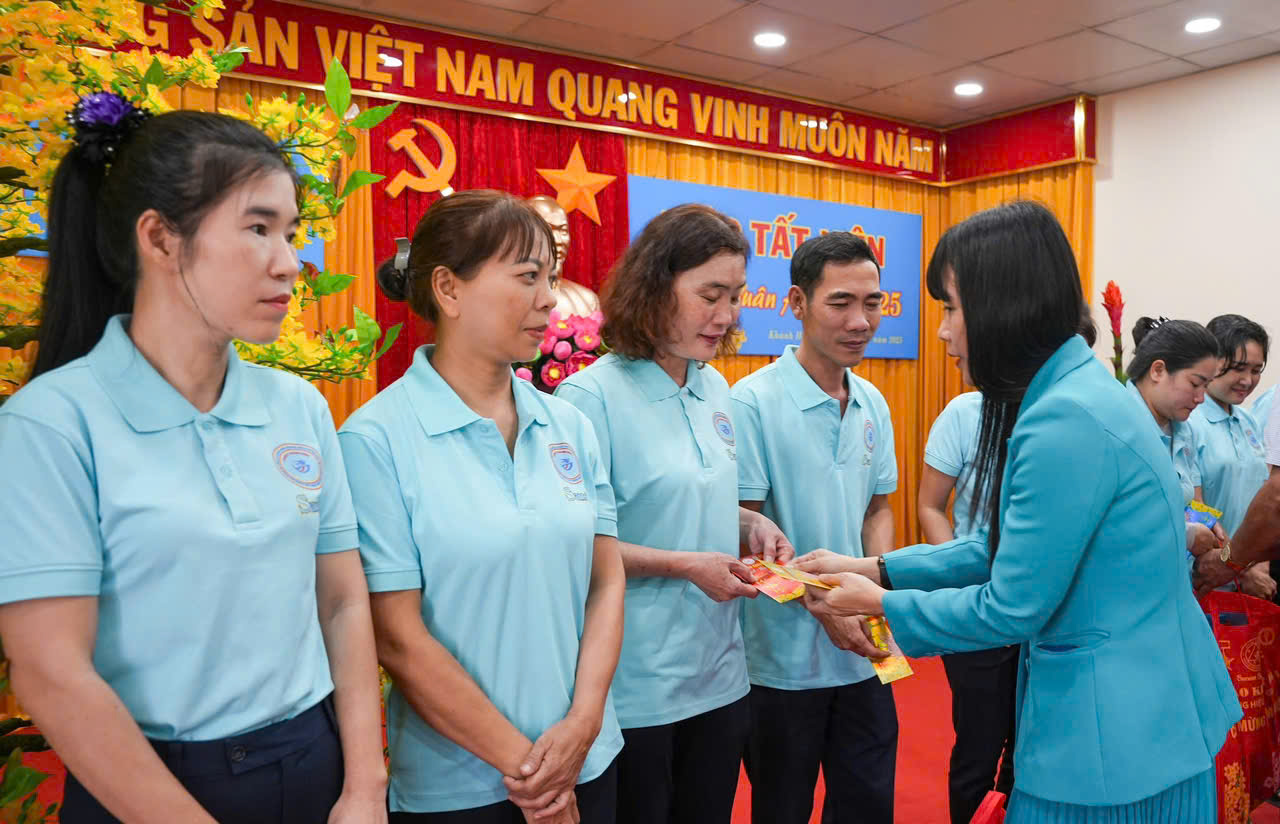 C&ocirc;ng ty Yến s&agrave;o Kh&aacute;nh H&ograve;a mang Tết đến c&aacute;c đối tượng ch&iacute;nh s&aacute;ch v&agrave; người ngh&egrave;o- Ảnh 8.