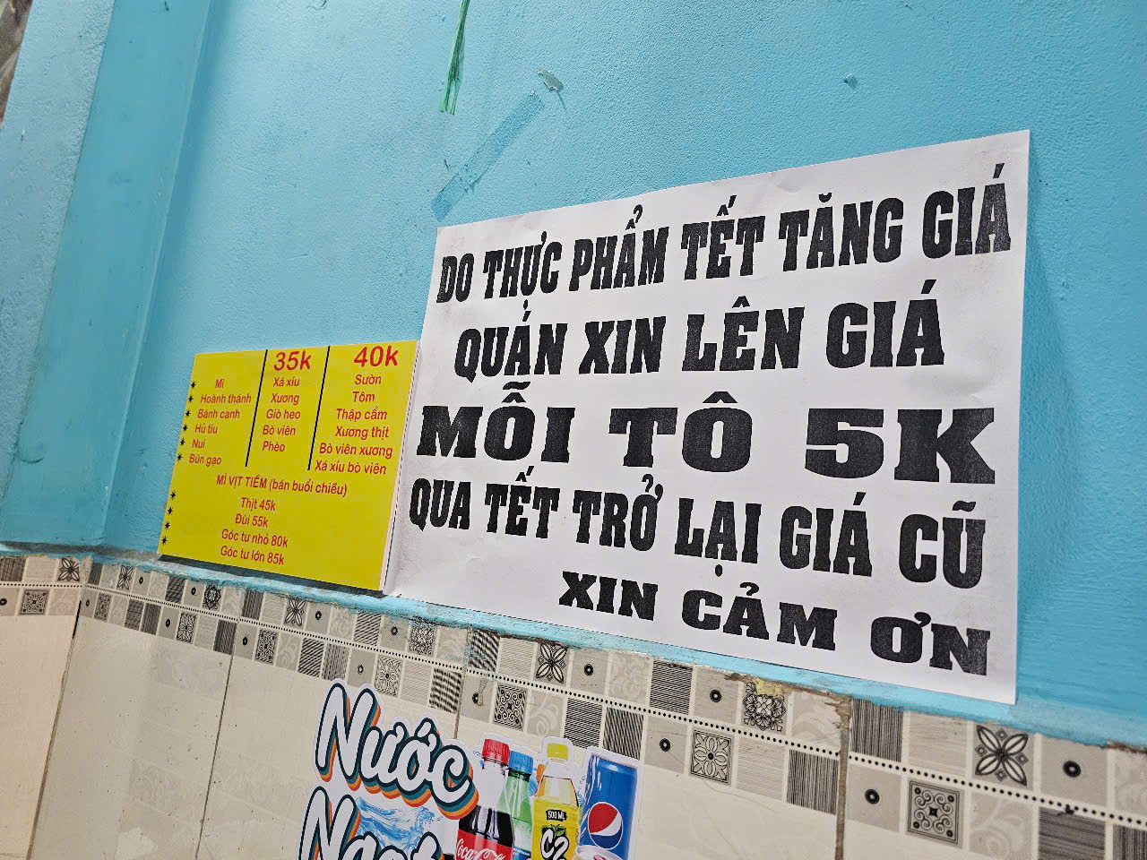 Nhiều hàng quán tại TP HCM treo bảng bán xuyên Tết, có nơi không tăng giá- Ảnh 1.