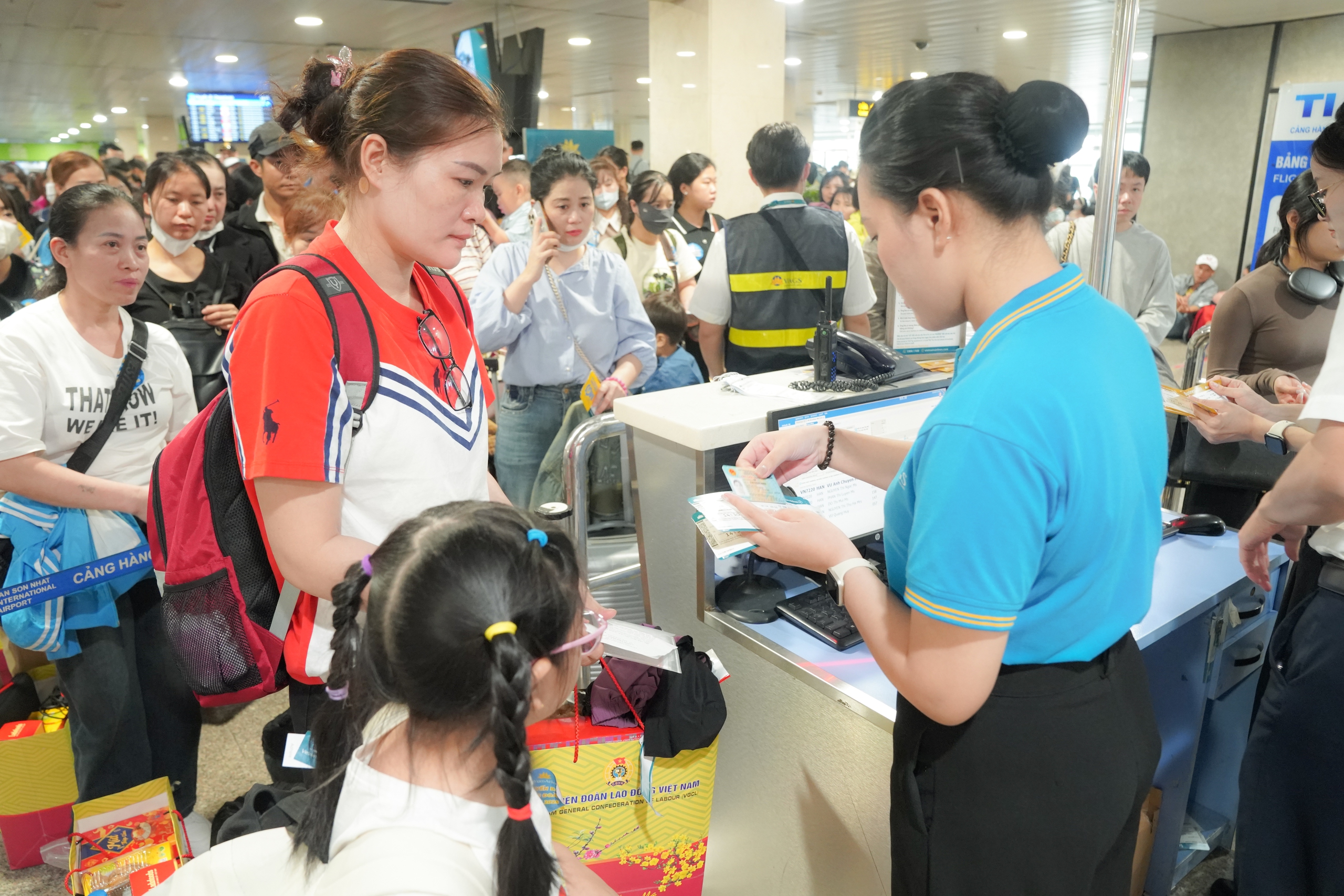 Tết về tr&ecirc;n những chuyến bay đặc biệt- Ảnh 1.