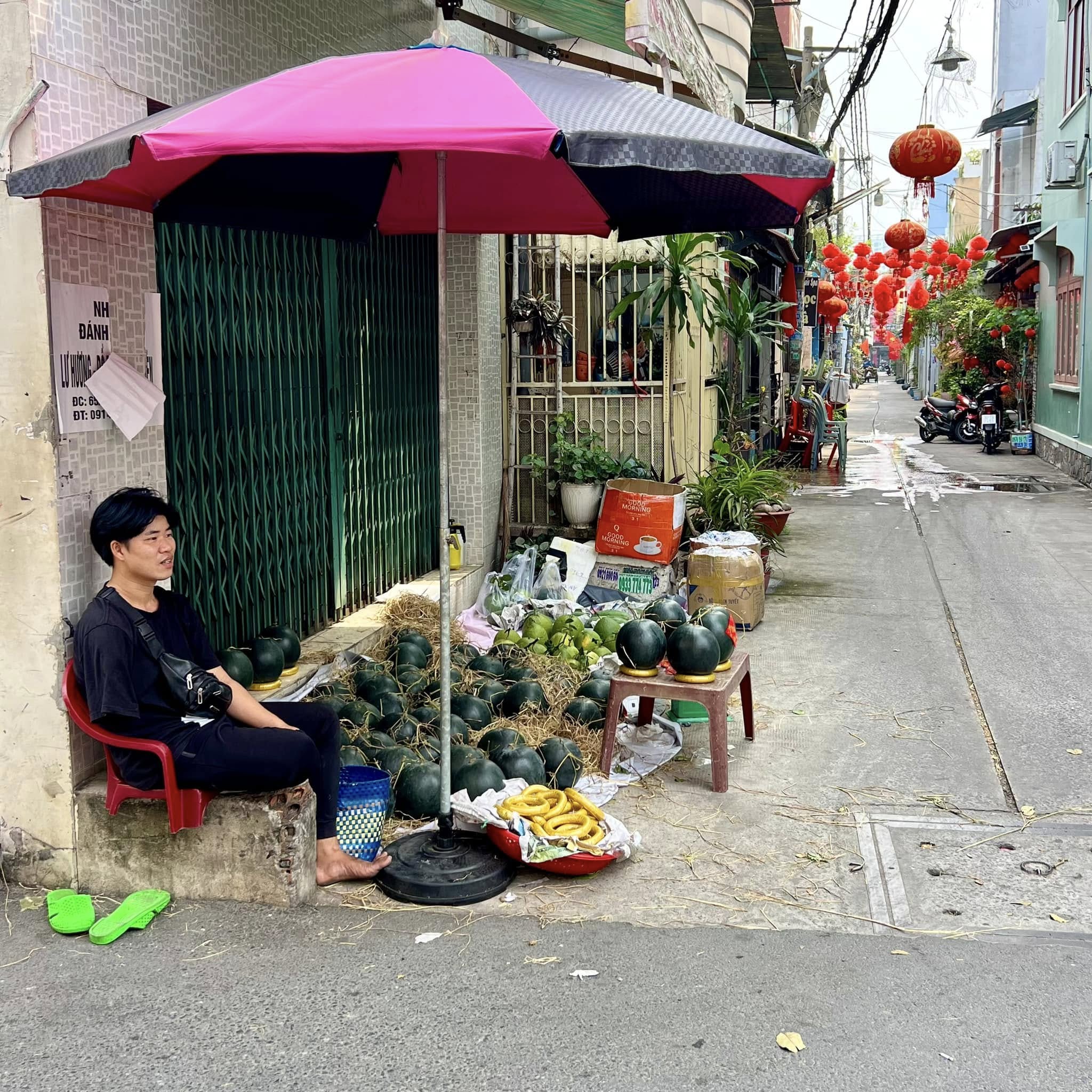 Cảm động nghị lực của ch&agrave;ng trai trẻ bị mất một tay vẫn cố gắng mưu sinh- Ảnh 3.