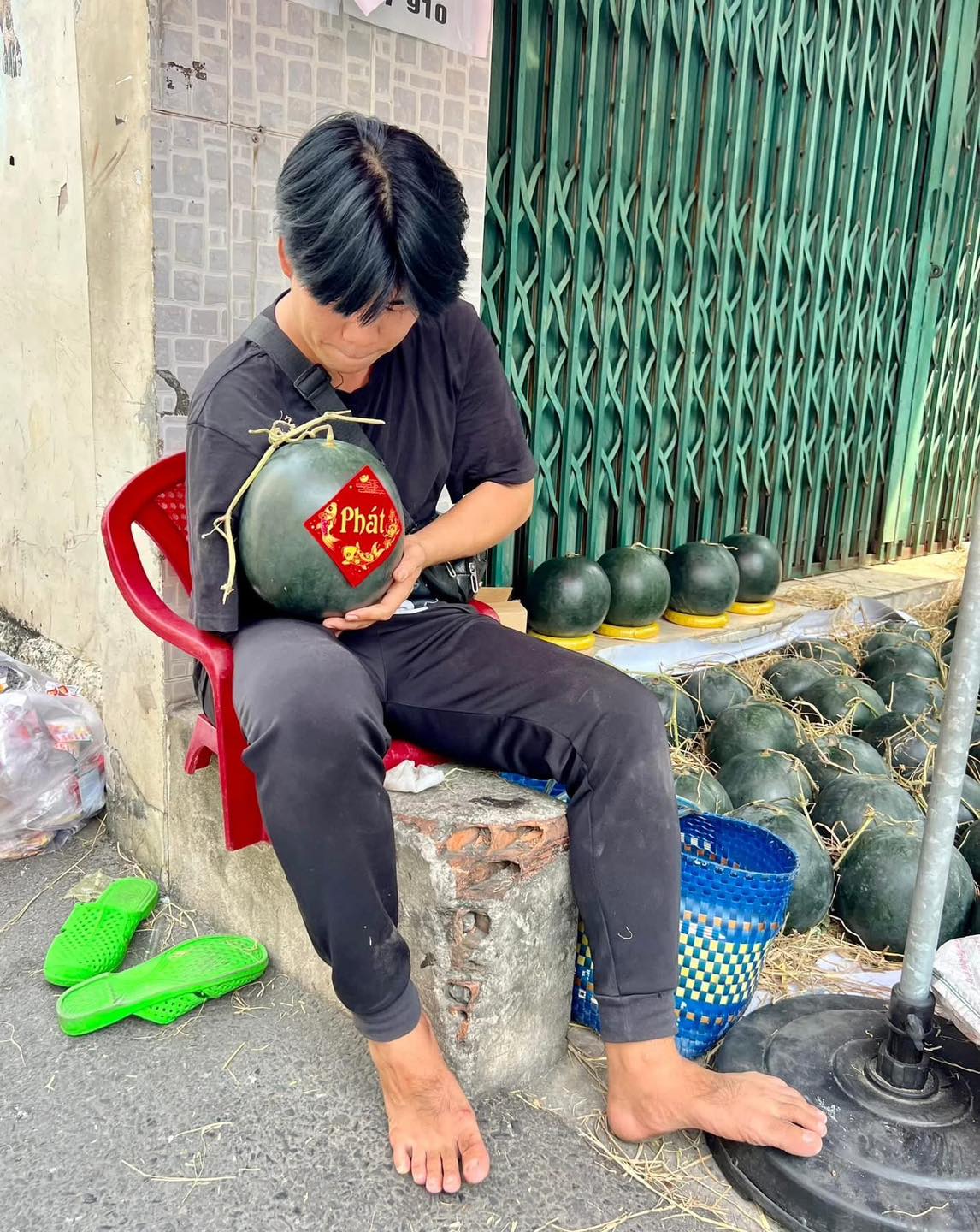 Cảm động nghị lực của ch&agrave;ng trai trẻ bị mất một tay vẫn cố gắng mưu sinh- Ảnh 9.